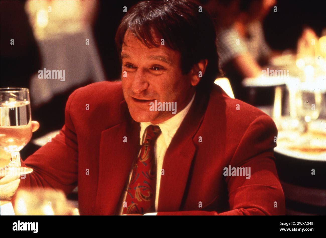 ROBIN WILLIAMS IN MRS. DOUBTFIRE 1993 Regisseur CHRIS COLUMBUS Buch Anne Fine Drehbuch Randi Mayem Sänger und Leslie Dixon Musik Howard Shore Kostümdesign Marit Allen Blue Wolf Productions / Twentieth Century Fox Stockfoto