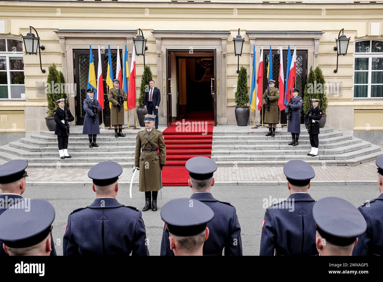 Während des bilateralen Treffens zwischen polnischer und ukrainischer Regierung im Kanzleramt des polnischen Premierministers in der Ujazdowska-Straße in Warschau, der Hauptstadt Polens, stehen am 28. März 2024 repräsentative Wärter. Stockfoto