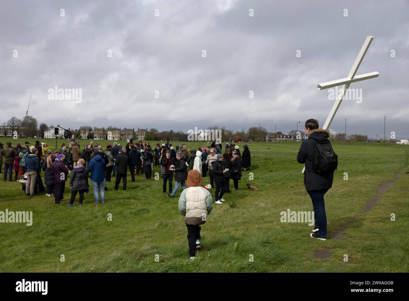 Zeugengang: Christliche Pilger nahmen an der Karfreitagsprozession Teil, indem sie gemeinsam durch Blackheath Common gingen, um die Kreuzigung Jesu Christi am Karfreitag zu feiern. Blackheath, Southeast London, England, Großbritannien 29. März 2024 Credit: Jeff Gilbert/Alamy Live News Stockfoto