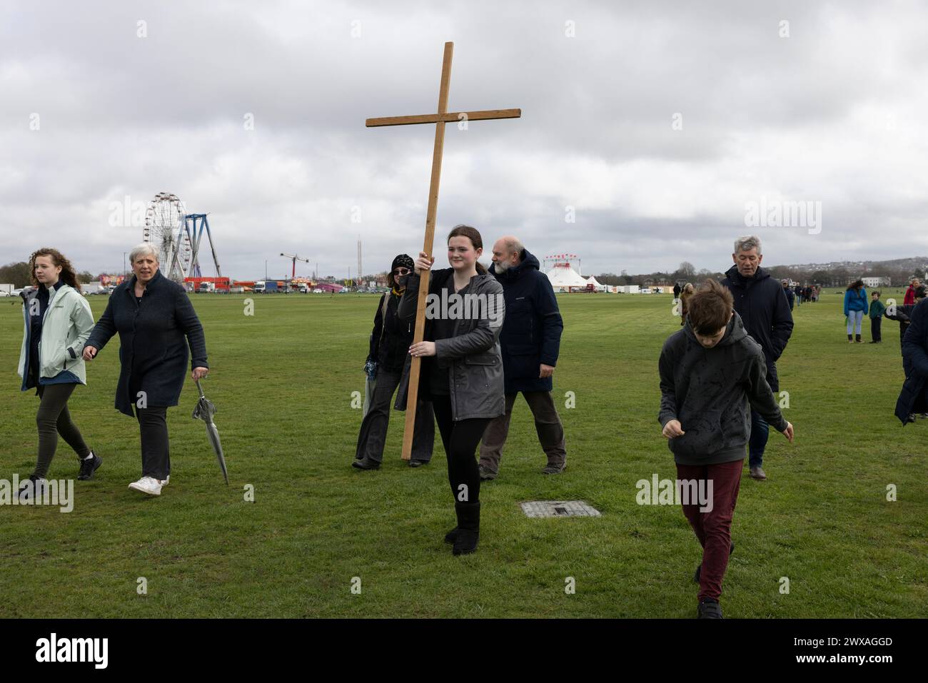 Zeugengang: Christliche Pilger nahmen an der Karfreitagsprozession Teil, indem sie gemeinsam durch Blackheath Common gingen, um die Kreuzigung Jesu Christi am Karfreitag zu feiern. Blackheath, Southeast London, England, Großbritannien 29. März 2024 Credit: Jeff Gilbert/Alamy Live News Stockfoto