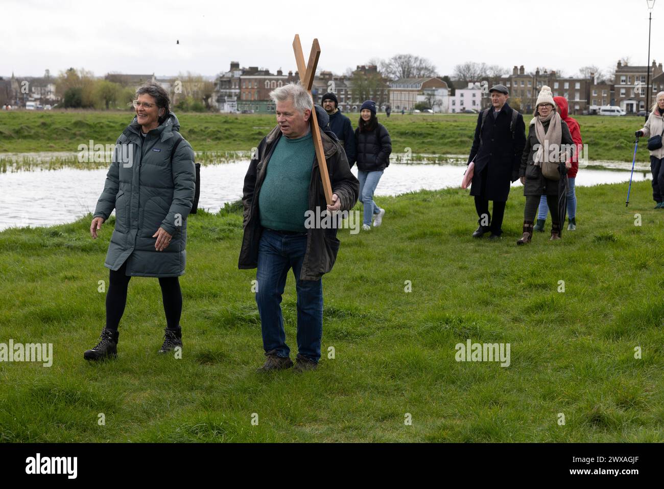 Zeugengang: Christliche Pilger nahmen an der Karfreitagsprozession Teil, indem sie gemeinsam durch Blackheath Common gingen, um die Kreuzigung Jesu Christi am Karfreitag zu feiern. Blackheath, Southeast London, England, Großbritannien 29. März 2024 Credit: Jeff Gilbert/Alamy Live News Stockfoto