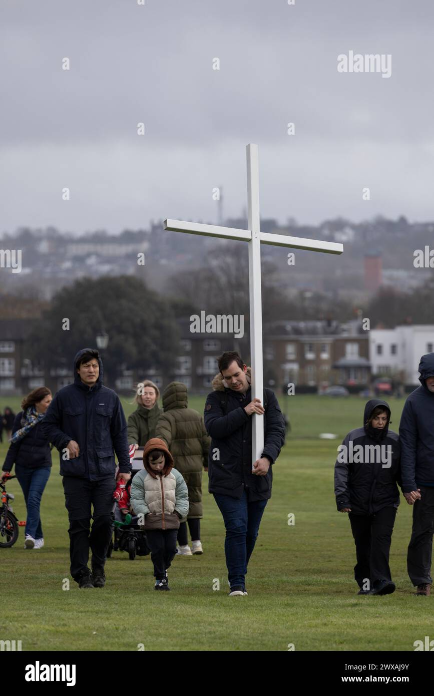 Zeugengang: Christliche Pilger nahmen an der Karfreitagsprozession Teil, indem sie gemeinsam durch Blackheath Common gingen, um die Kreuzigung Jesu Christi am Karfreitag zu feiern. Blackheath, Southeast London, England, Großbritannien 29. März 2024 Credit: Jeff Gilbert/Alamy Live News Stockfoto