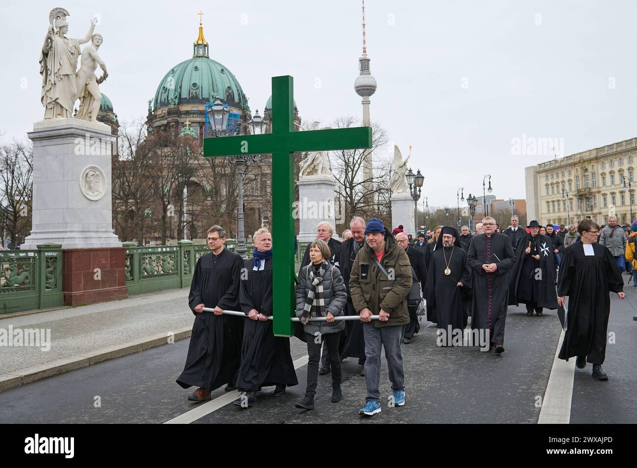 Die großen christlichen Kirchen begehen am 29.03.2024 wieder eine Karfreitagsprozession durch Berlins Mitte. Sie sollen an den Leidensweg Christi erinnern. An der Spitze des Zuges wird traditionell ein rund 50 Kilogramm schweres Kreuz getragen. Die oekumenische Prozession beginnt im Anschluss an einen Gottesdienst in der Marienkirche am Alexanderplatz. Von dort fuehrt sie zum Berliner Dom im Bild, ueber die Straße unter den Linden zur Neuen Wache und endet auf dem Bebelplatz vor der Hedwigs-Kathedrale. An der seit 2010 stattfindenden Prozession nehmen jaehrlich Hunderte Menschen Teil, darunter Stockfoto