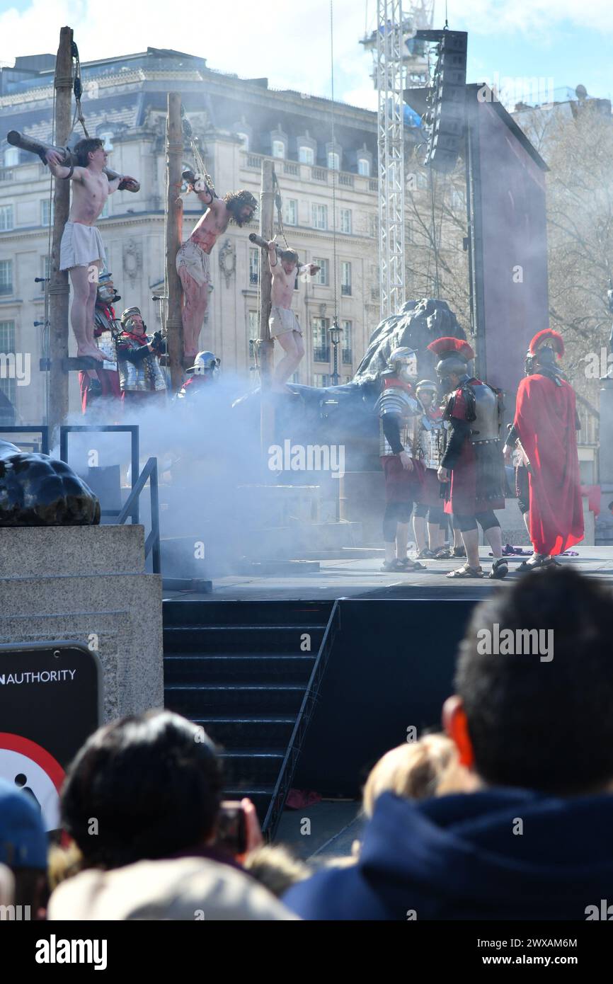 Westminster, London, Großbritannien, 29. März 2024. Am Karfreitag versammeln sich Menschenmassen für Passionsspiele auf dem Trafalgar Square, während Christen Ostern feiern. Die Kreuzigung. Paul Biggins/Alamy Live News Stockfoto