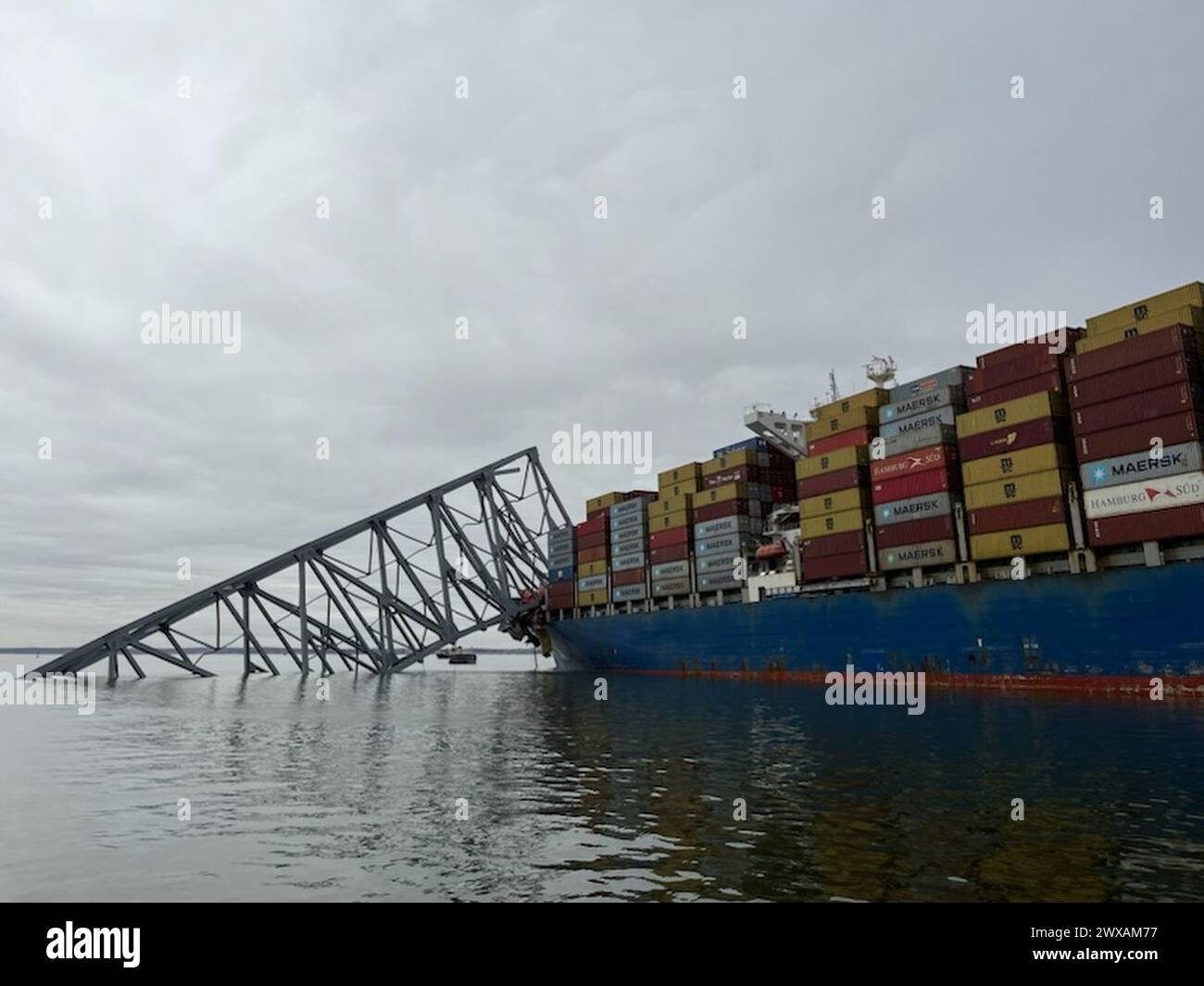 Die Catlett-Besatzung des Vermessungsbootes hilft bei der Bergung nach dem Einsturz der Key Bridge Stockfoto