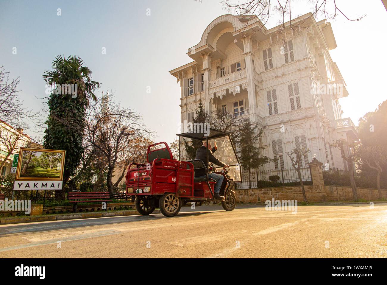 Hauptsächlich carless, drei-Rad-Lkws sind eine beliebte Möglichkeit, um Büyükada, die größte der Prinzeninseln in der Nähe von Istanbul, Türkei, zu erkunden. Stockfoto