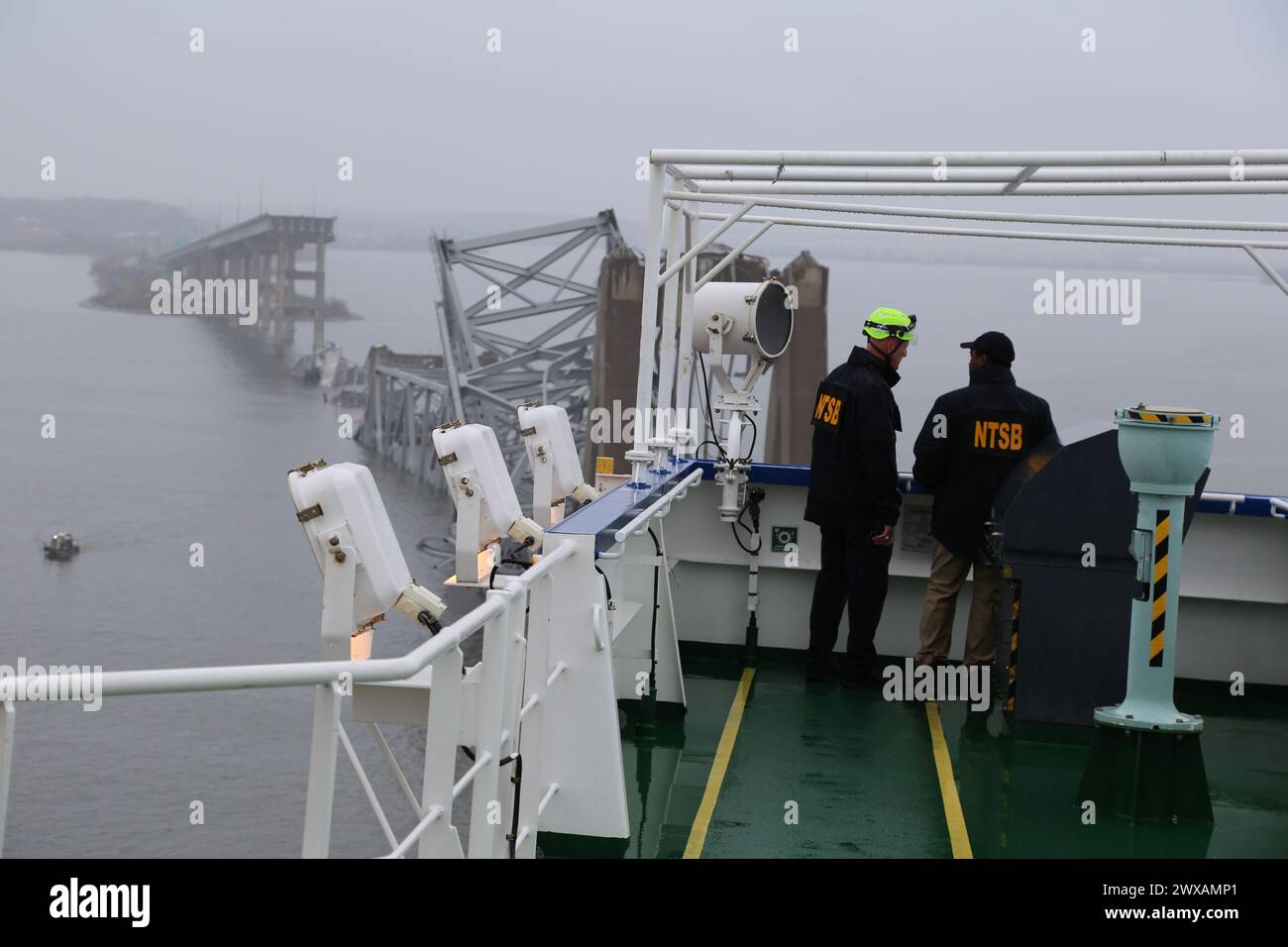 BALTIMORE (27. März 2024) – NTSB-Ermittler auf der Brücke des Frachtschiffes Dali, das am 26. März 2024 die Francis Scott Key Bridge traf und einstürzte. (Foto: Peter Knudson/NTSB) Stockfoto