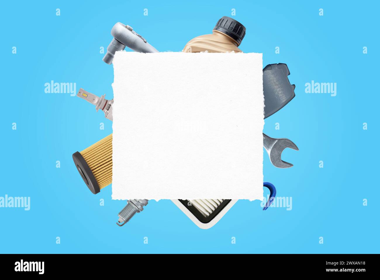 Weißes Papier, umgeben von Autoteilen und Werkzeugen. Ideal für die Werbeaktion mit dem Logo für den Autoverkehr. Vorlage zum Anzeigen von Text. Draufsicht, flache Komposition Stockfoto