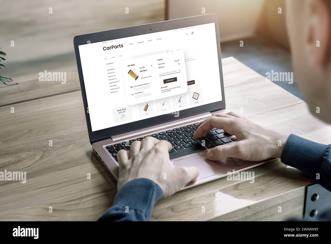 Man kauft Autoteile online auf der Car Parts-Website. Konzept, Autoteile bequem über E-Commerce zu kaufen Stockfoto