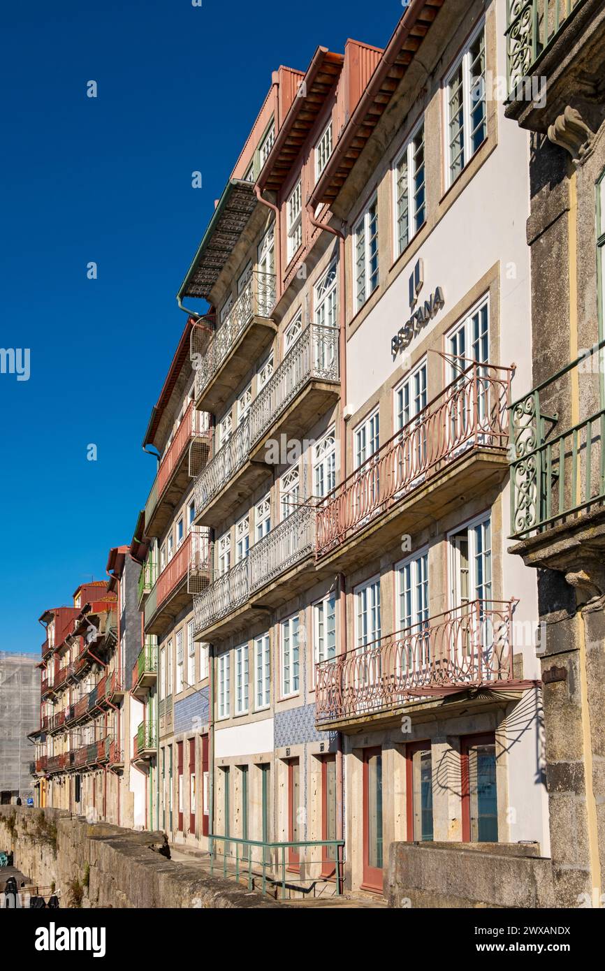 Farbenfrohe Fassaden von Häusern entlang des Cais da Estiva im Viertel Ribeira, Porto, Portugal Stockfoto