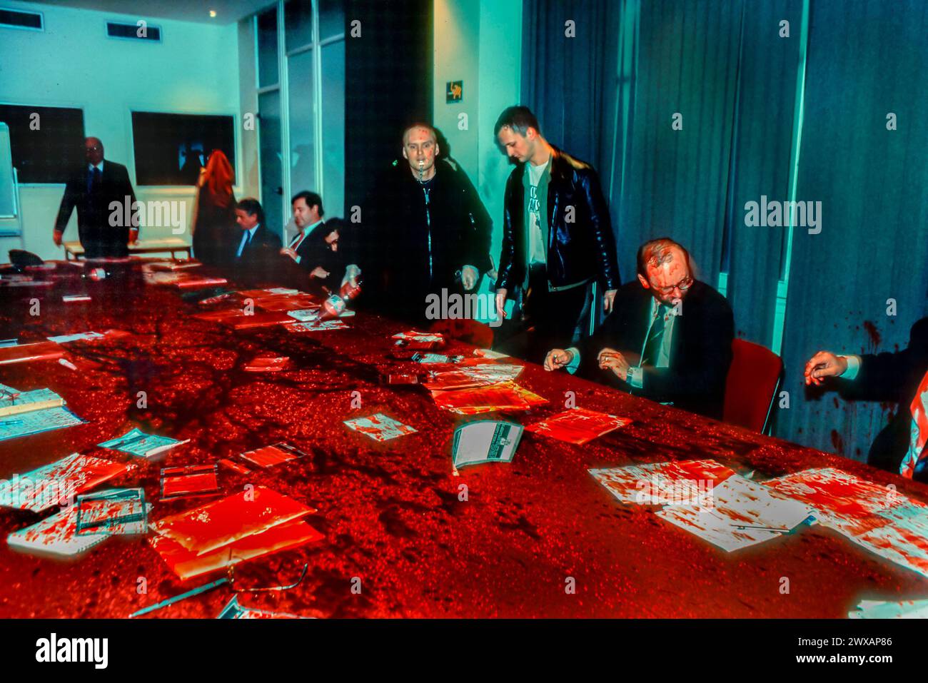 Paris, Frankreich - Aids-Aktivisten des Gesetzes up-Paris protestieren gegen die Diskriminierung von HIV-Personen durch die Versicherungsbranche, Aktivisten spritzen gefälschtes Blut auf Konferenztisch beim Comite Suivi Business Meeting, März 1990, franzosen in hiv Aids Stockfoto