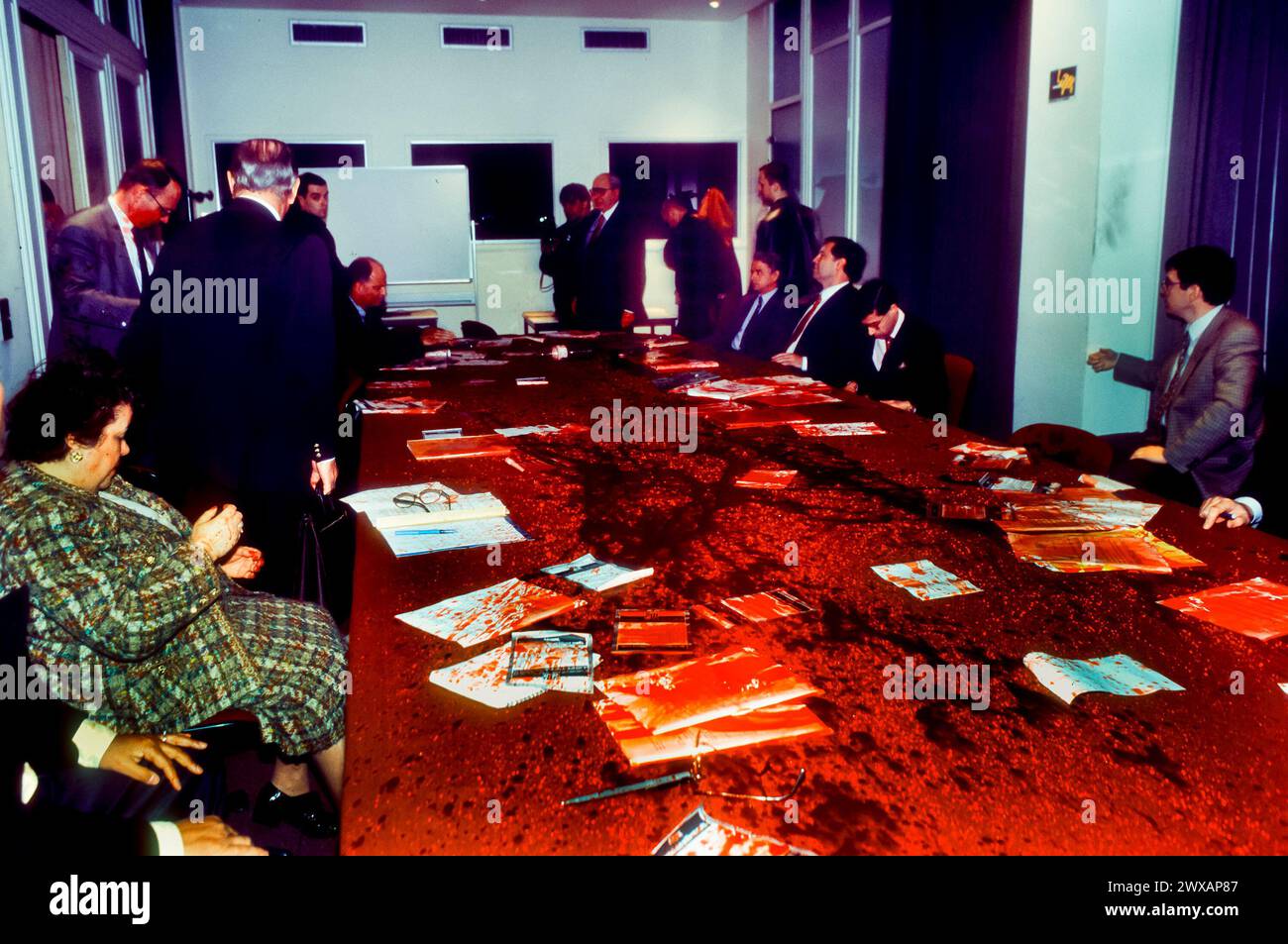 Paris, Frankreich - Gruppe von Geschäftsleuten, die gegen die Diskriminierung von HIV durch die Versicherungsbranche protestieren, nachdem Aktivisten auf dem Konferenztisch, bei Comite Suivi, Business Meeting, franzosen in hiv Aids, gefälschte Blut spritzten Stockfoto