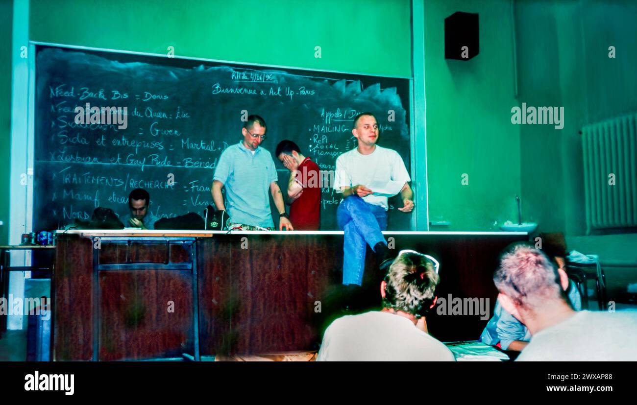 Paris, Frankreich - Gruppe der Menschen, AIDS-Aktivisten des Aktes up-Paris , wöchentliches Gruppentreffen R.H. an der Ecole des Arts School Amphitheater, mit Eric Faveroux, (Didier Lestrade), (Thomas Doustely), Männer sprechen 1990er, franzosen innerhalb von hiv helfen Freiwilligen zu sprechen Stockfoto