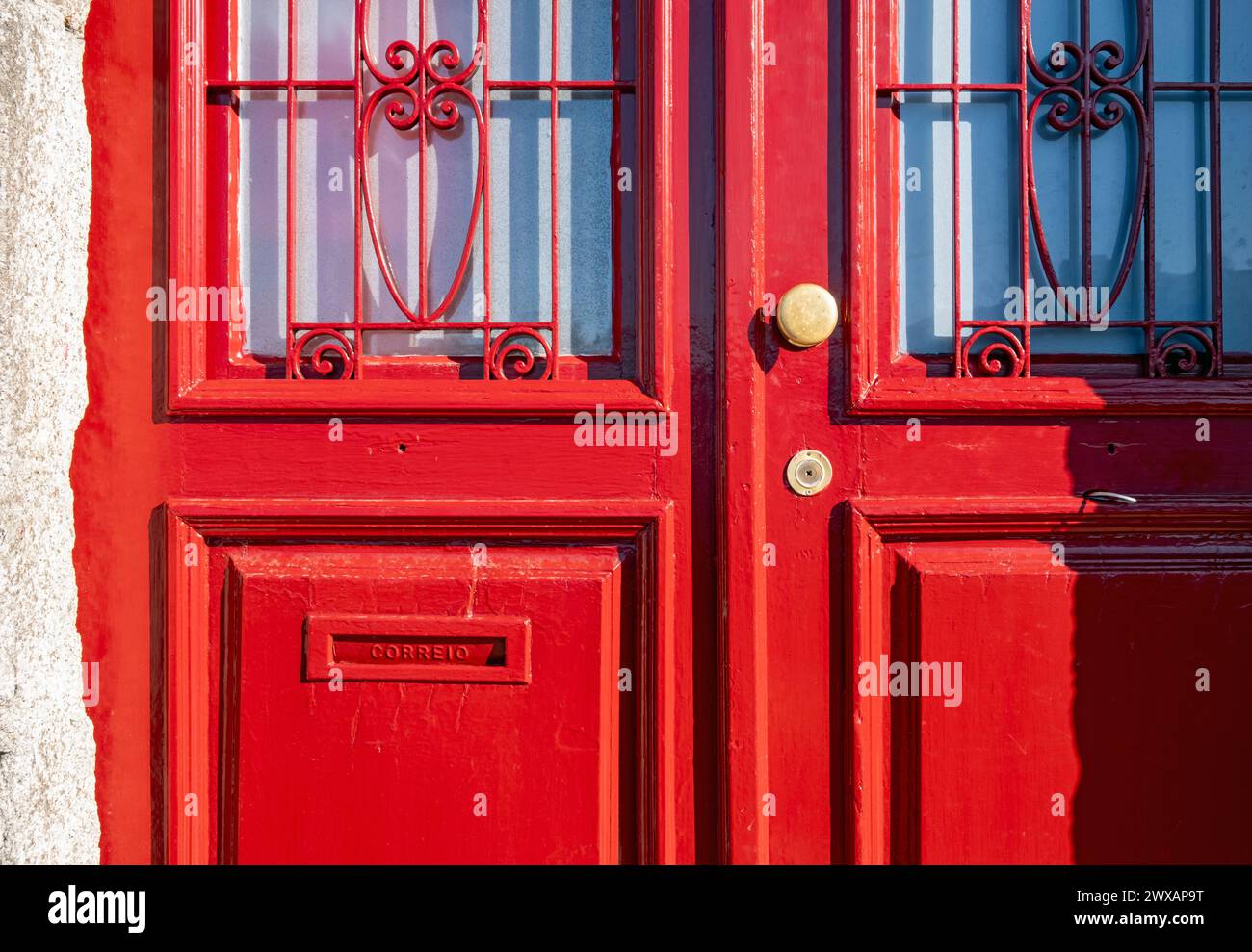 Nahaufnahme der leuchtend roten Türen an der historischen Fassade im Stadtteil Ribeira, Porto, Portugal Stockfoto