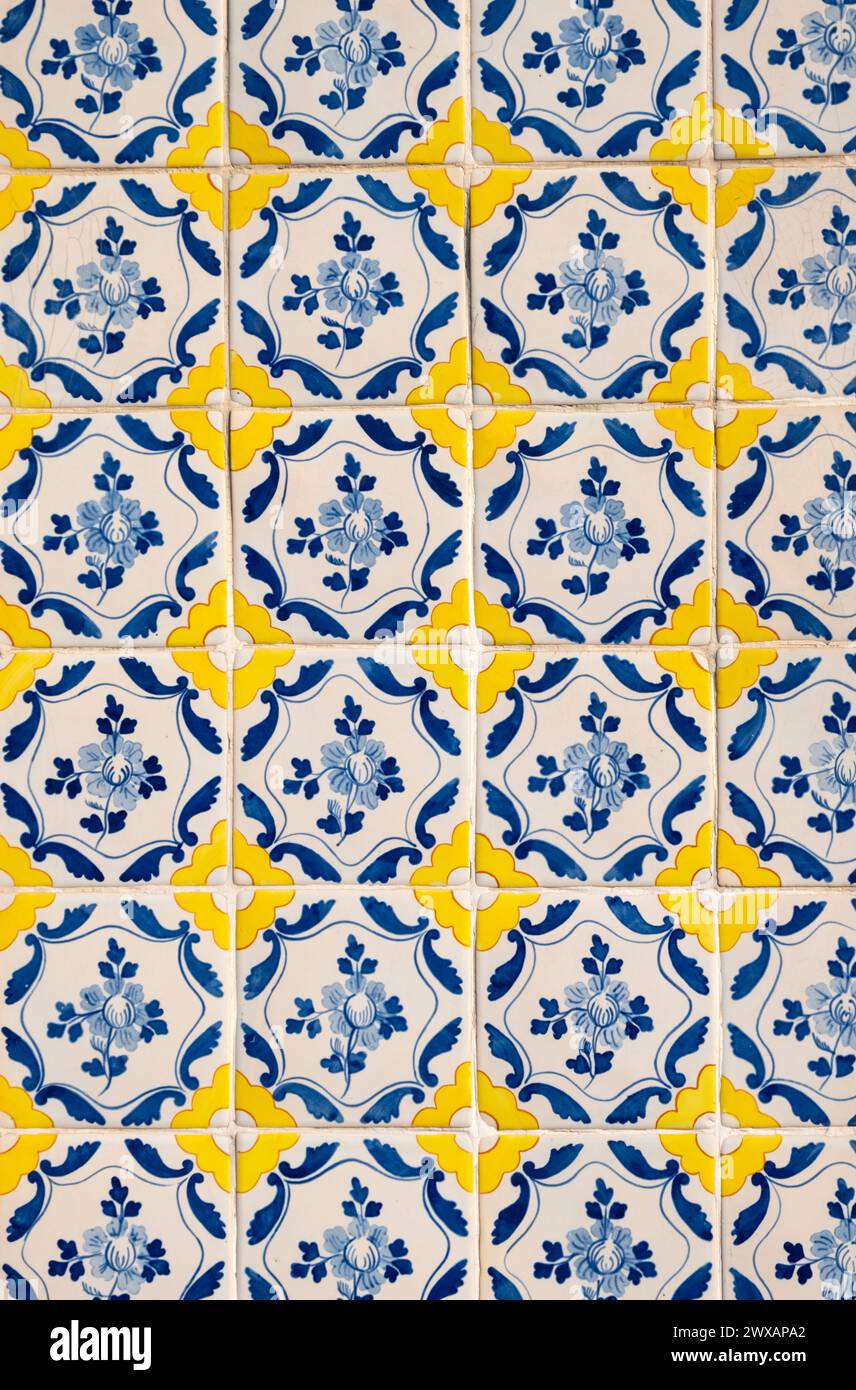 Detaillierte Ansicht einer Fassade mit Azulejo-Fliesen auf einem alten Haus in Porto, Portugal Stockfoto