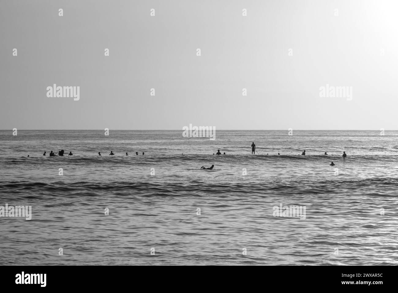 Ein Graustufenfoto einer Surf-Line-Up an einem nordpazifischen Strand in Guanacaste Costa Rica. Stockfoto