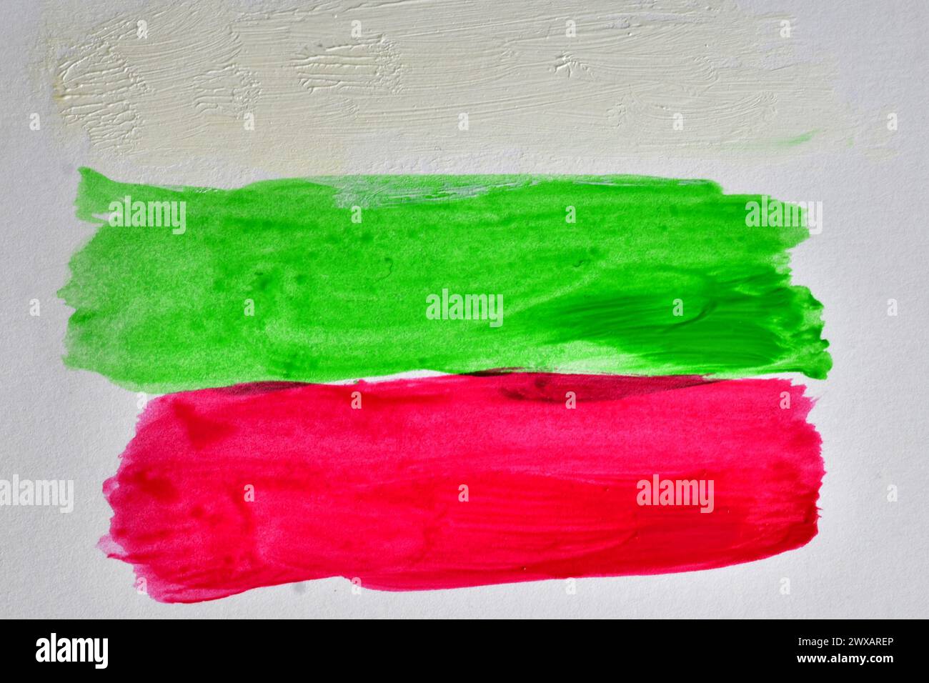 Weiße, grüne und rote Linien mit Aquarellen, die der Flagge Bulgariens ähneln. Stockfoto