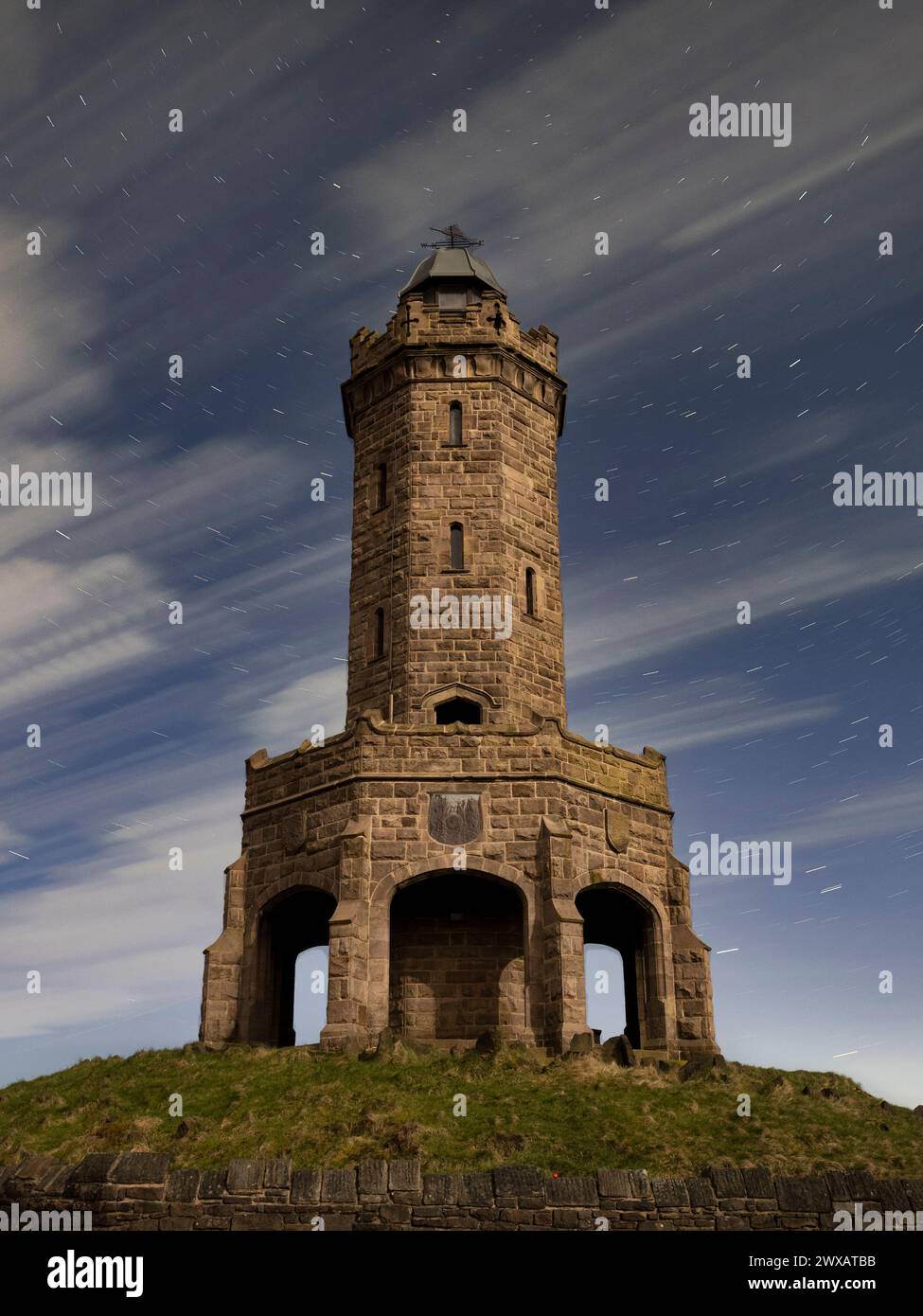 Nachthimmel über dem Darwen Tower, Lancashire Stockfoto
