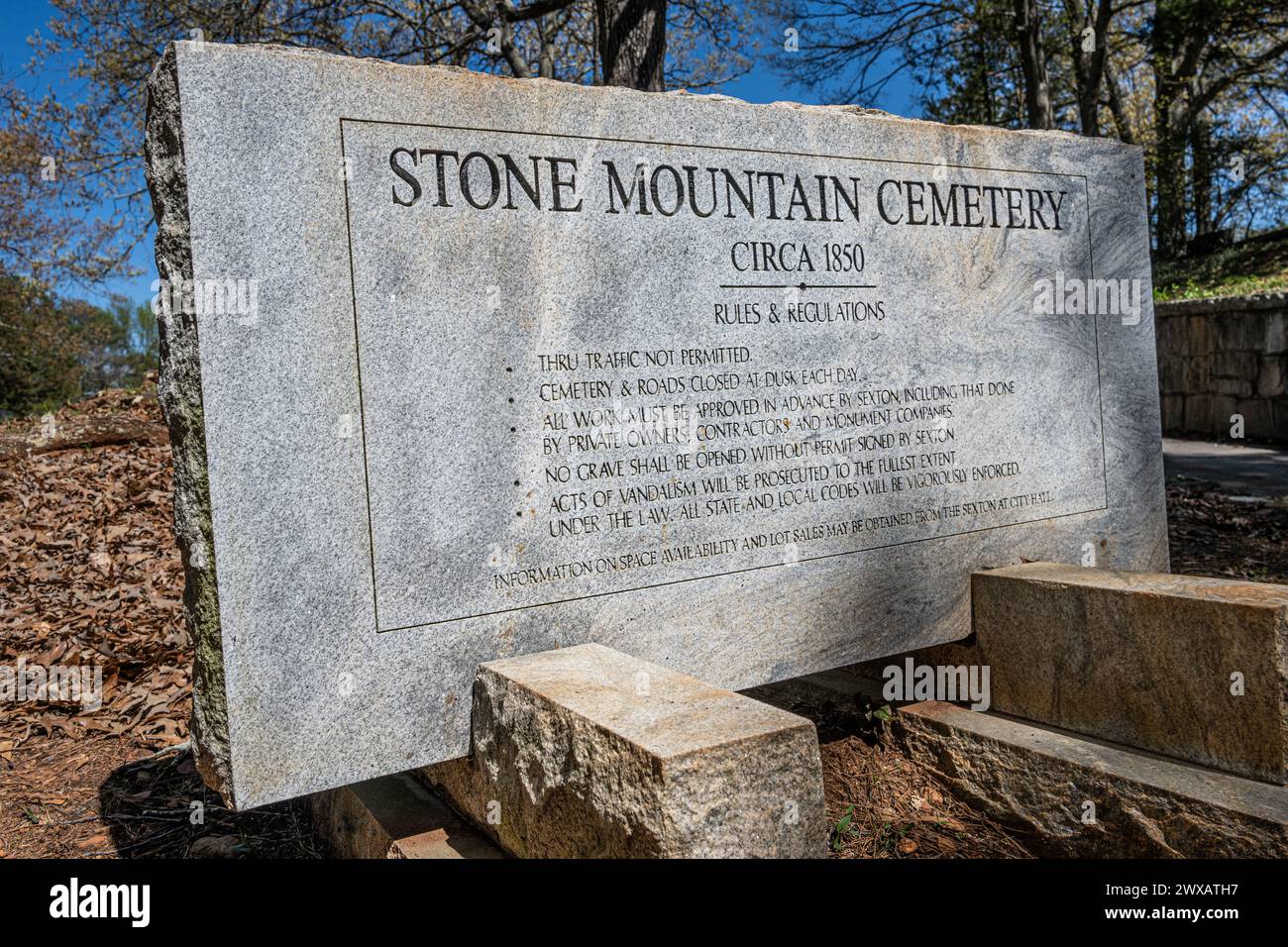 Eintrittsmarke am historischen Stone Mountain Cemetery (ca. 1850) in Stone Mountain, Georgia. (USA) Stockfoto