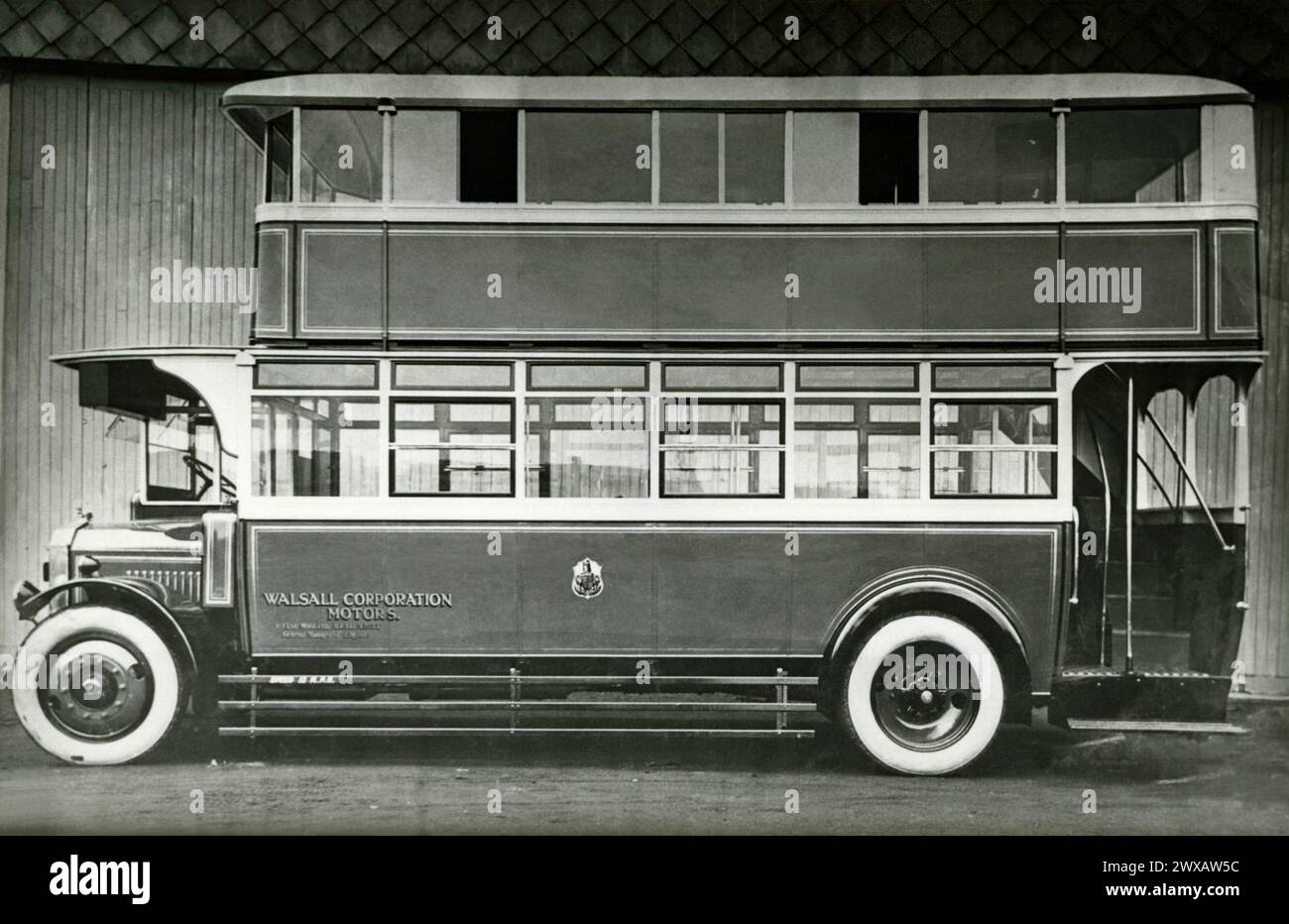 Ein Doppeldeckerbus der Walsall Corporation Motors um 1930 – er wurde auf Strecken in und um Walsall, West Midlands, England, eingesetzt. Die Nummer 21 hatte ein Dennis-Fahrgestell, einen Benzinmotor und eine Karosserie, die von kurzen Mühen gebaut wurde, und begann 1929 in Walsall. Das ist ein altes Fotoalbum – ein Vintage-Foto aus den 1920er/30er Jahren. Stockfoto