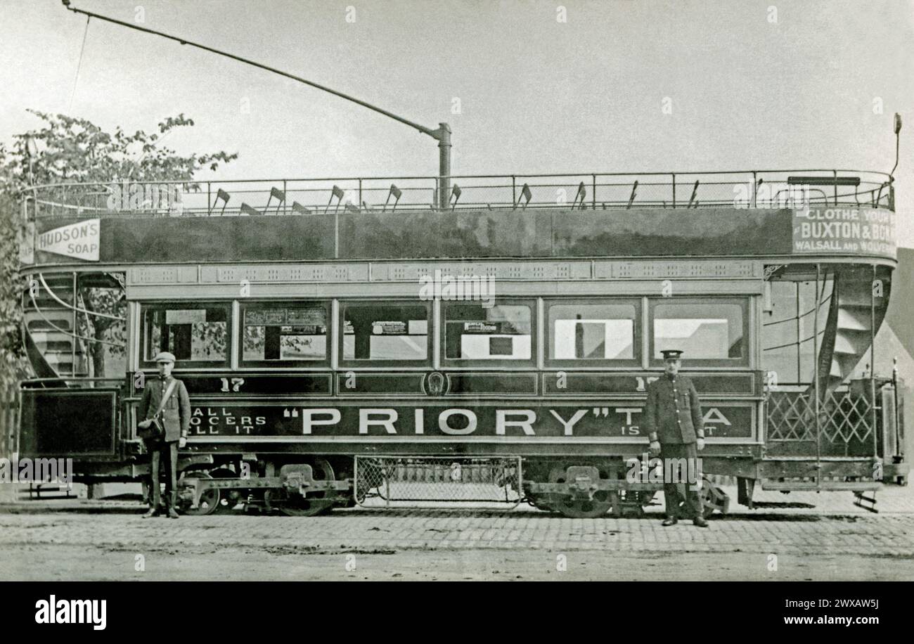 Eine Wolverhampton District Electric Tramways (Dudley and Wolverhampton Tramways Co) Tramways wurde in den frühen 1900er Jahren in Wolverhampton, Walsall und Dudley in den West Midlands, England, eingesetzt. Nummer 17 war ein Doppeldecker mit offenem Obergeschoss, das dem Wetter ausgesetzt war. Fahrer und Schaffner posieren für das Foto. Die Straßenbahn wurde von Brush gebaut und nahm 1902 ihren Betrieb auf. Das ist ein altes Fotoalbum – ein viktorianisches und edwardianisches Vintage-Foto. Stockfoto