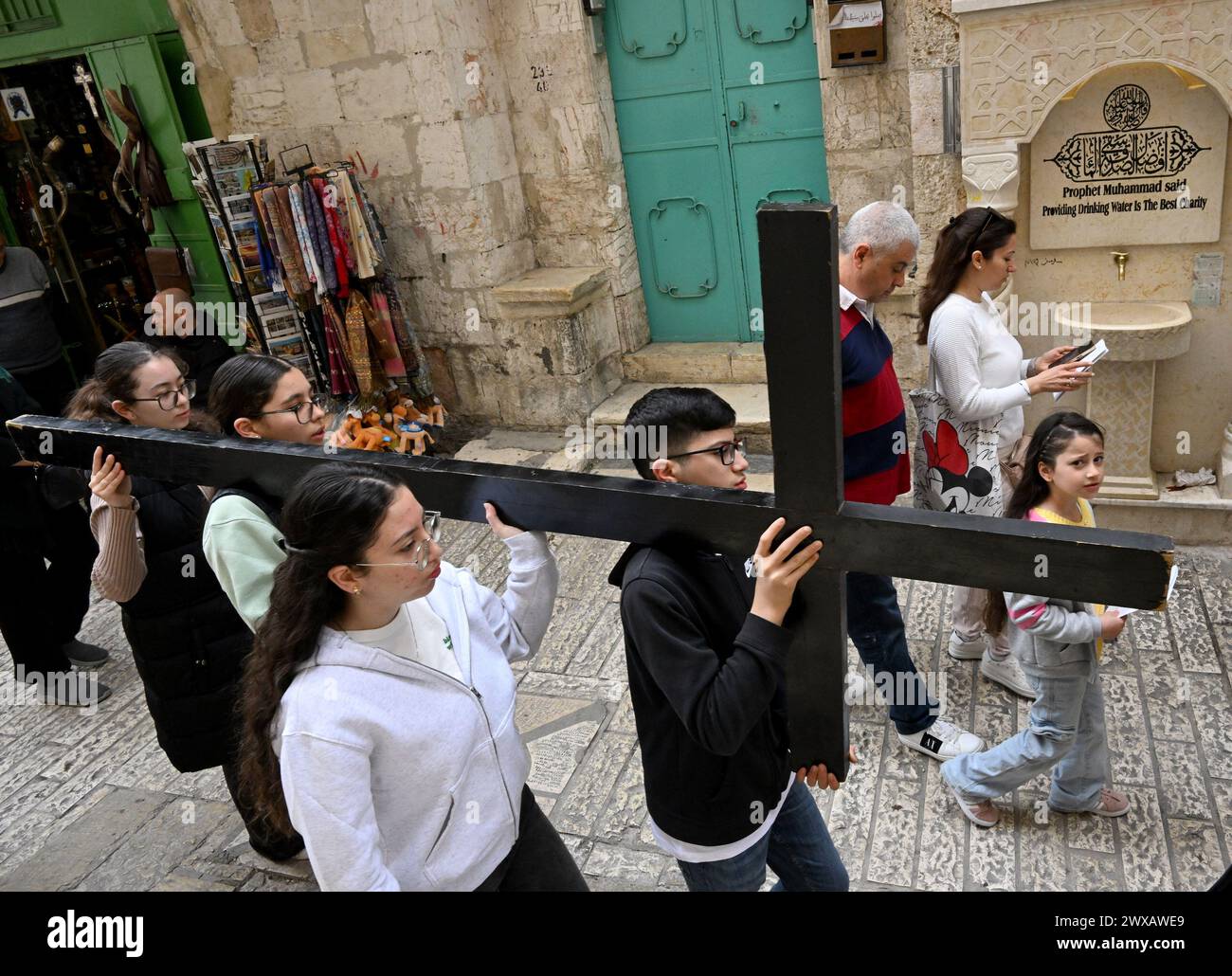 Altstadt Jerusalem, Israel. März 2024. Palästinensische Christen tragen am Karfreitag, den 29. März 2024, ein Kreuz auf der Via Dolorosa, dem Weg des Kreuzes, in der Altstadt von Jerusalem. Foto: Debbie Hill/ Credit: UPI/Alamy Live News Stockfoto