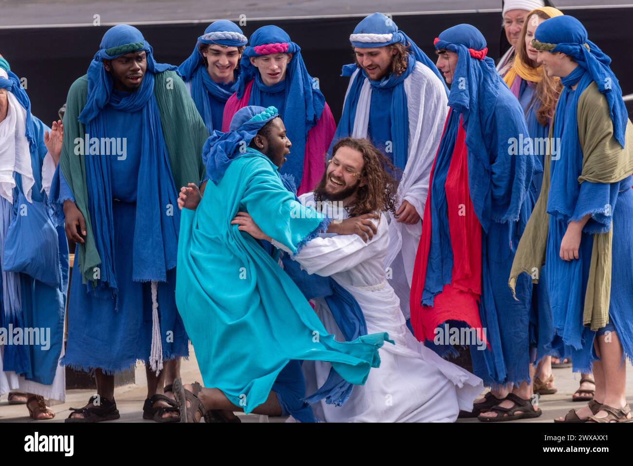 Trafalgar Square, London, Großbritannien. März 2024. Am Karfreitag am Osterabend präsentierte die Theaterbesetzung von Wintershall „die Passion Jesu“, ein Stück, das die Bibelgeschichte Christi durch die „Wunder“, das letzte Abendmahl, und die Kreuzigung durch die Römer, bevor sie wieder zur Auferstehung aufstehen, alle benutzten den Trafalgar Square als Bühne für dieses kostenlose öffentliche Ereignis. Eine große Menschenmenge von Tausenden, die auf den Platz gepackt sind, beobachtete, wie Christus vom Schauspieler Peter Bergin mit Jüngern dargestellt wird Stockfoto