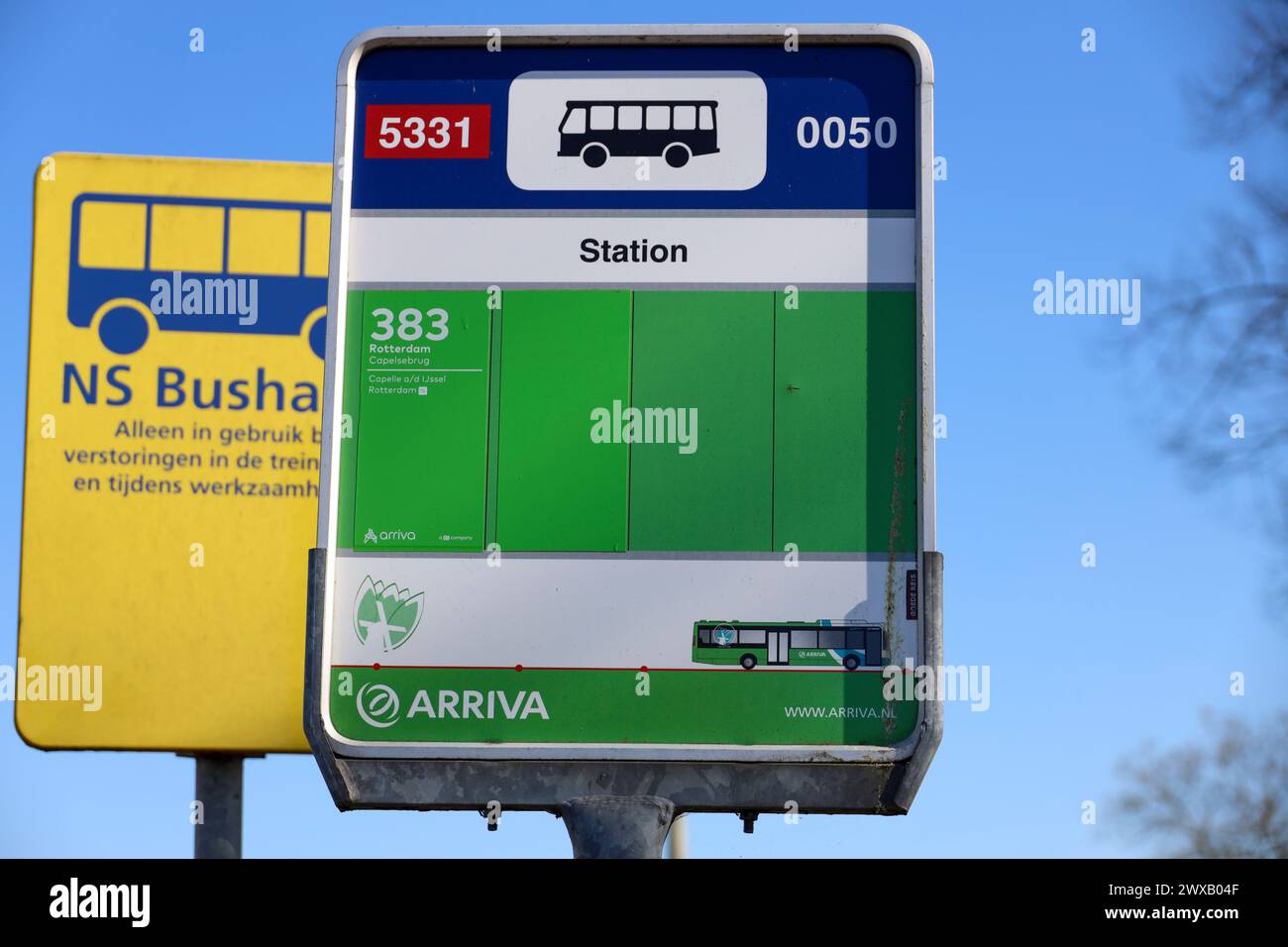 Schilder für eine vorübergehende Bushaltestelle für NS-Busse anstelle von Zügen während der Wartung in den Niederlanden Stockfoto