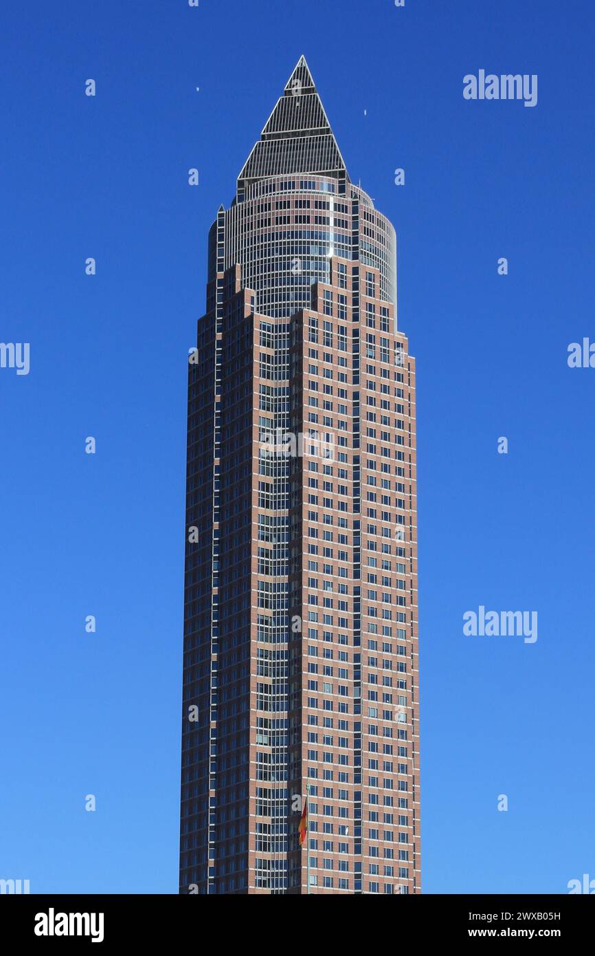 Der Messeturm ist ein 63-geschossiger, 257 m hoher Wolkenkratzer im Frankfurter Stadtteil Westend-Süd Stockfoto