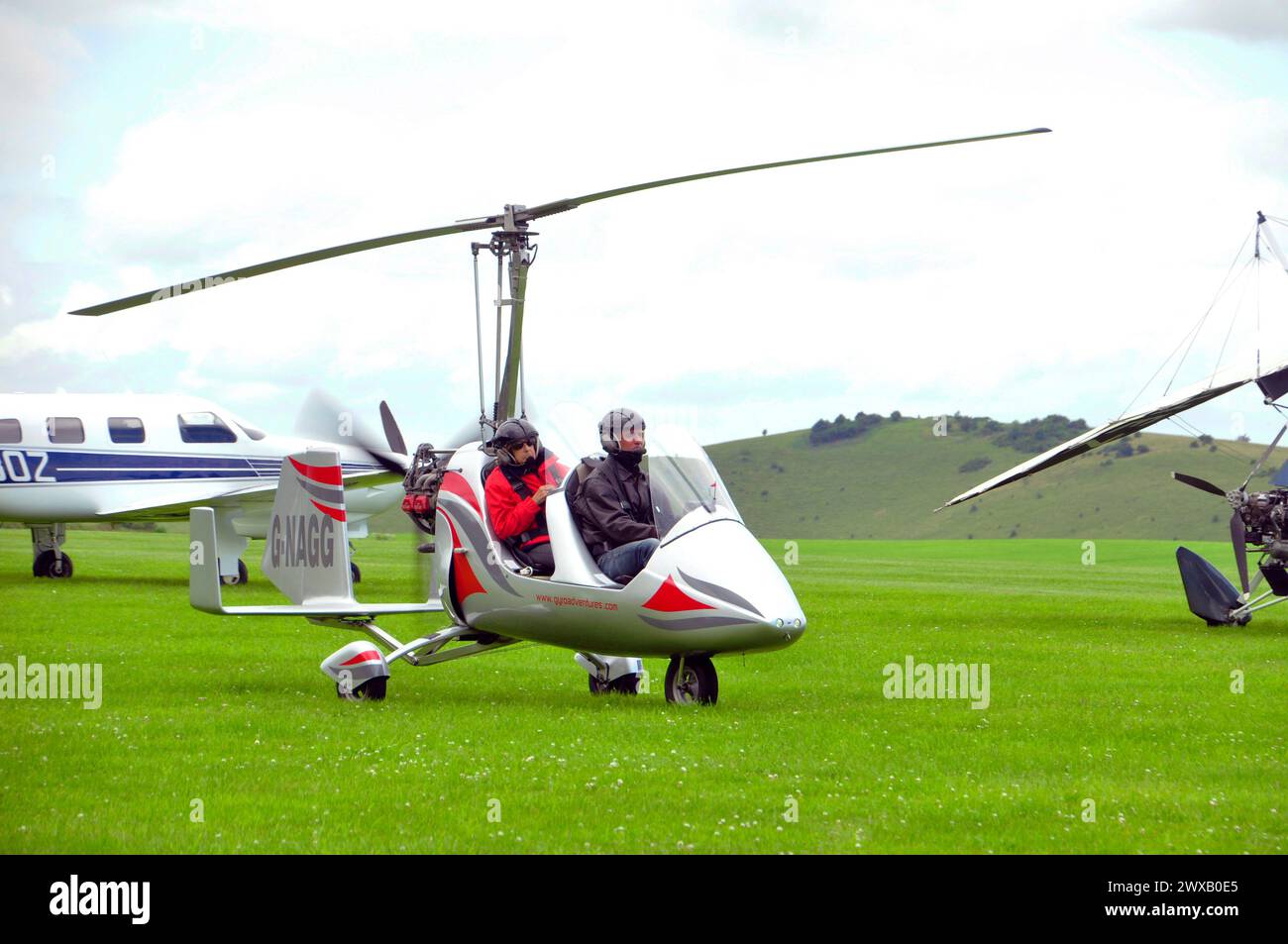 Ein 2-Sitzer-Gyrocopter für den Start vom Flugplatz Compton Abbas in Dorset. Entwickelt und gebaut in Deutschland von der Auto-Gyro GmbH MTOsport. Stockfoto