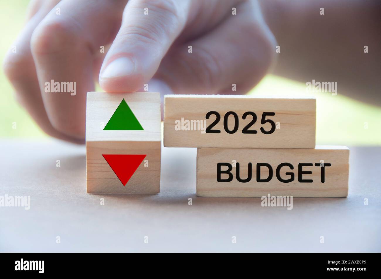 Budget 2025 Text auf Holzblöcken mit Angabe Budget nach oben und unten. Budgetierungskonzept. Stockfoto