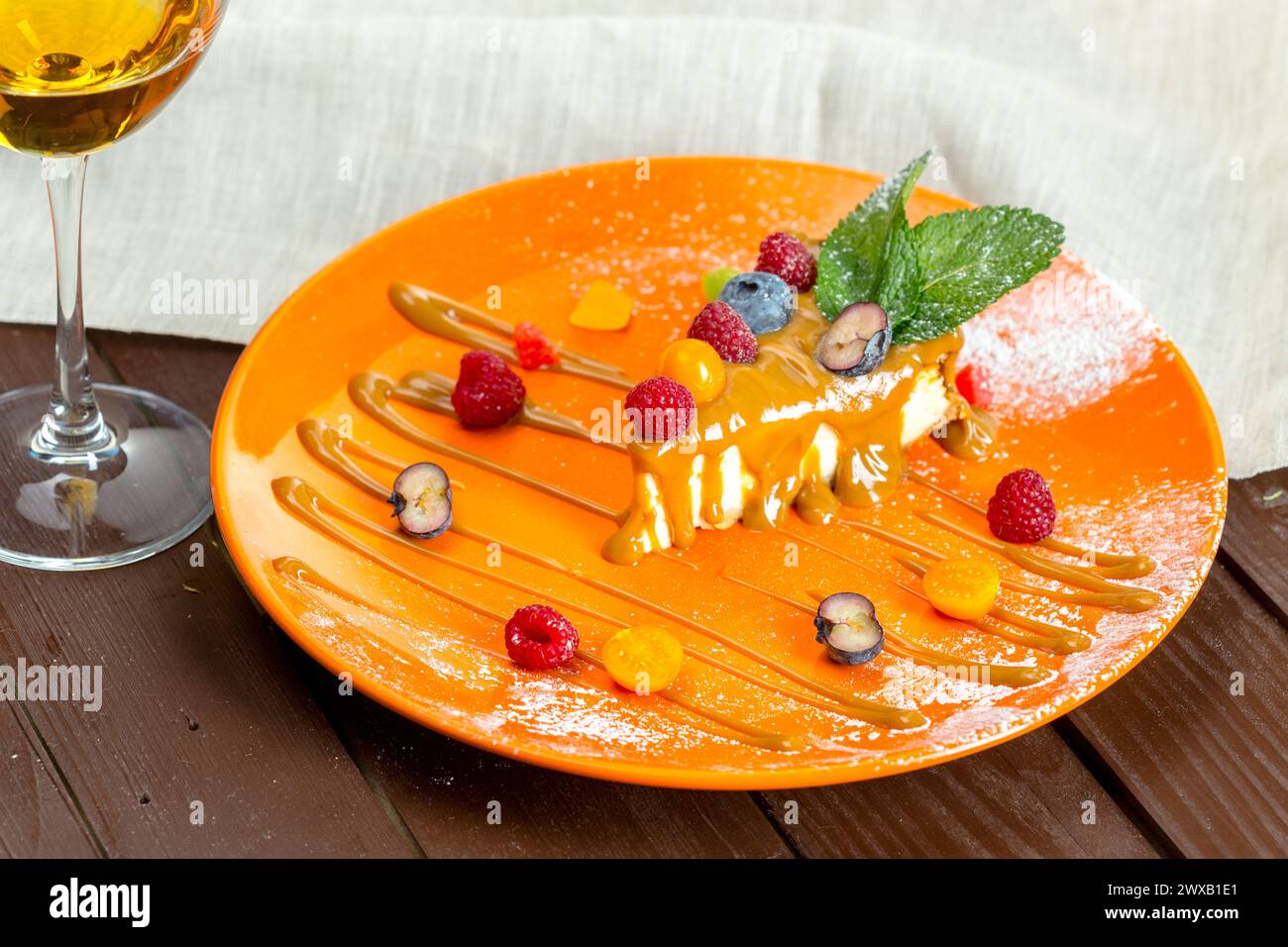 Käsekuchen mit frischen Beeren Stockfoto