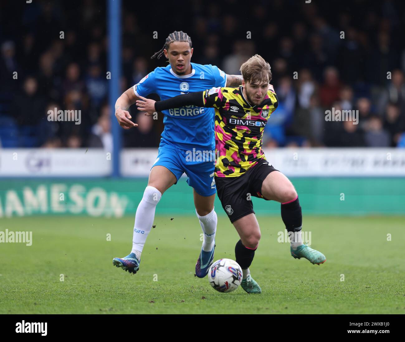 Peterborough, Großbritannien. März 2024. Jadel Katongo (PU) Daniel Butterworth (CU) beim Spiel Peterborough United gegen Carlisle United EFL League One im Weston Homes Stadium, Peterborough, Cambridgeshire, am 29. März 2024. Quelle: Paul Marriott/Alamy Live News Stockfoto