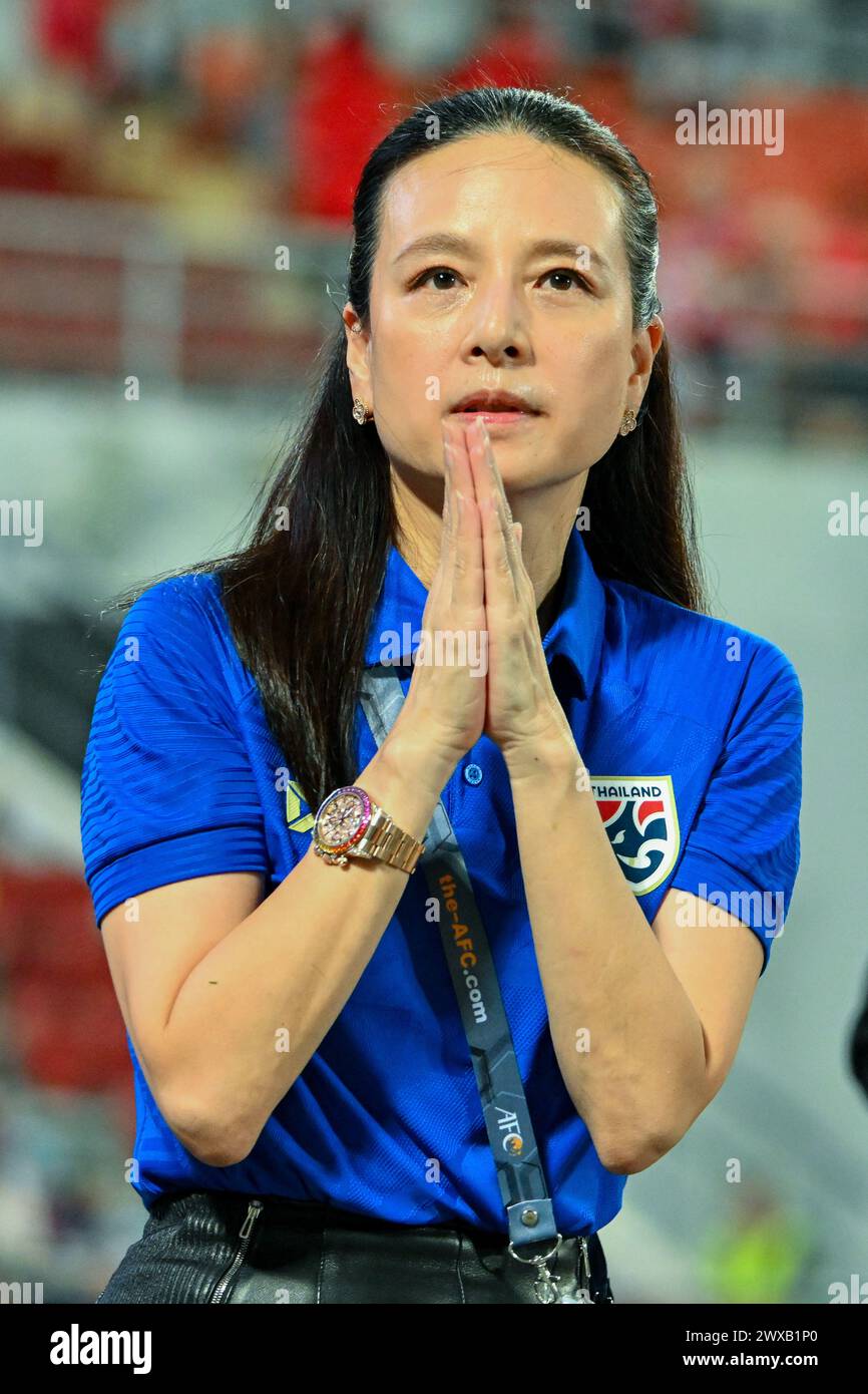 Präsident des thailändischen Fußballverbandes Nualphan Lamsam in der Qualifikationsrunde der Asiatischen Weltmeisterschaft, in der zweiten Runde, im Spiel der Gruppe C zwischen Thailand und Südkorea im Rajamangala-Stadion. Endstand; Thailand 0:3 Südkorea. Stockfoto