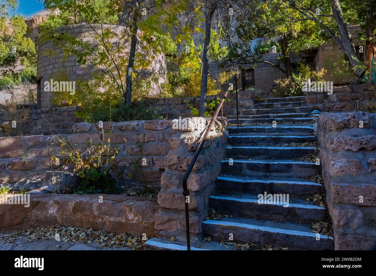 Steintreppe und Mauern, die vom CCC im Bandelier National Monument, New Mexico, USA, gebaut wurden Stockfoto