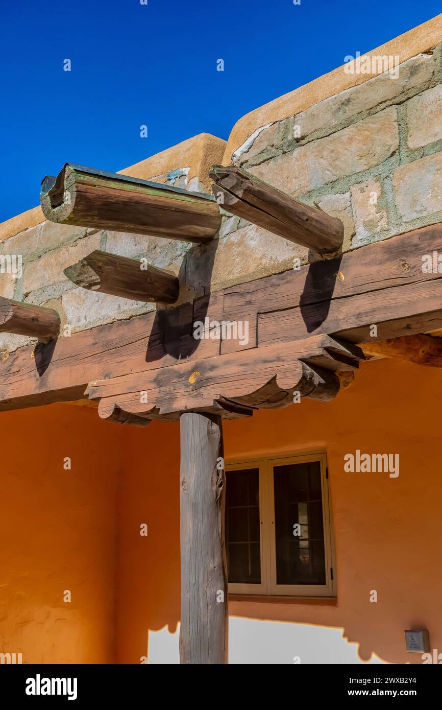 Teil des Hauptquartiers, der von der CCC im Pueblo Revival Style gebaut wurde, Bandelier National Monument, New Mexico, USA Stockfoto