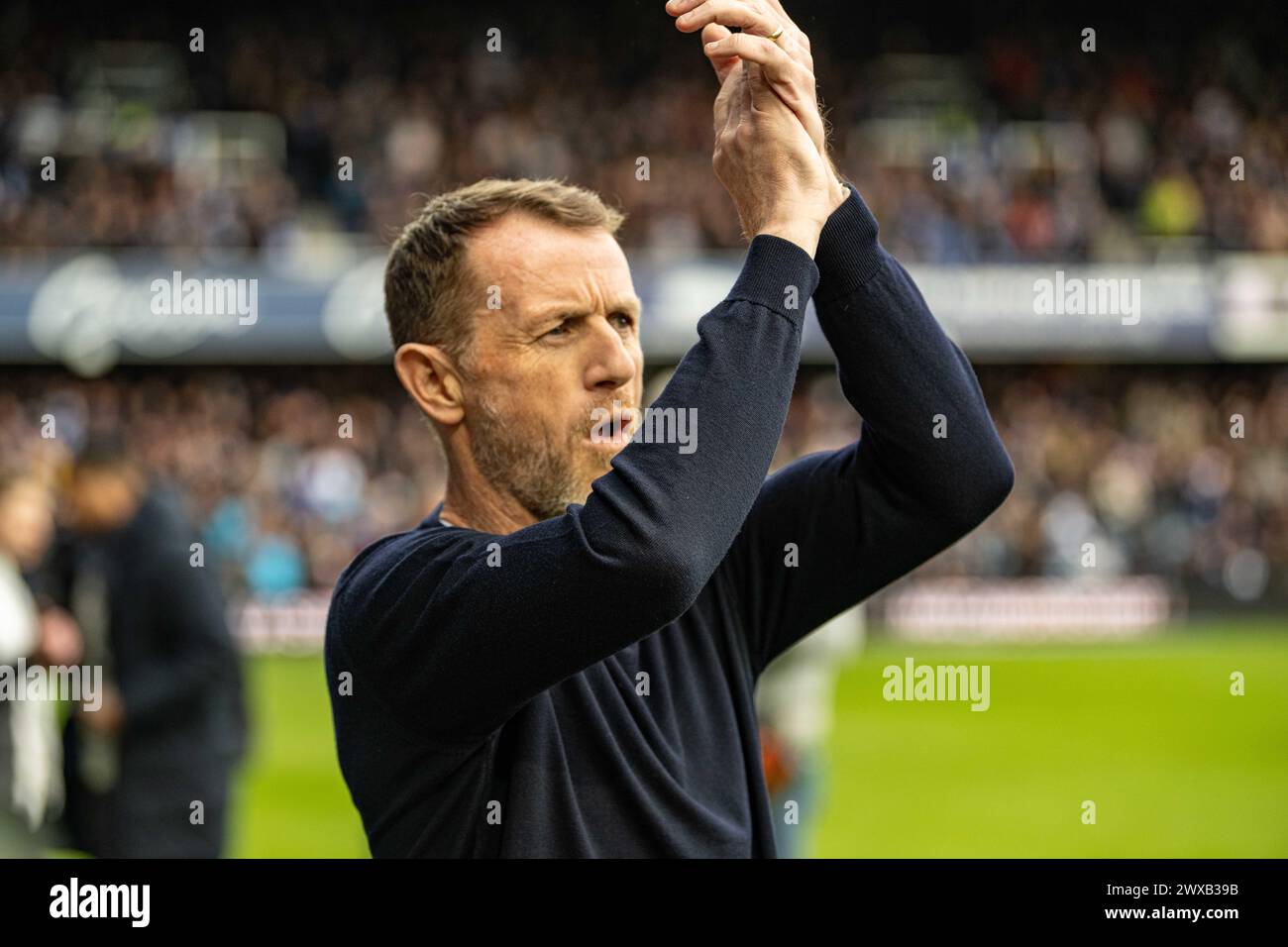 London, Großbritannien. 29. März 2024; Loftus Road Stadium, Shepherds Bush, West London, England; EFL Championship Football, Queens Park Rangers gegen Birmingham City; Birmingham City Interim Manager Gary Rowett applaudiert den Reisenden Fans vor dem Auftakt Credit: Action Plus Sports Images/Alamy Live News Stockfoto