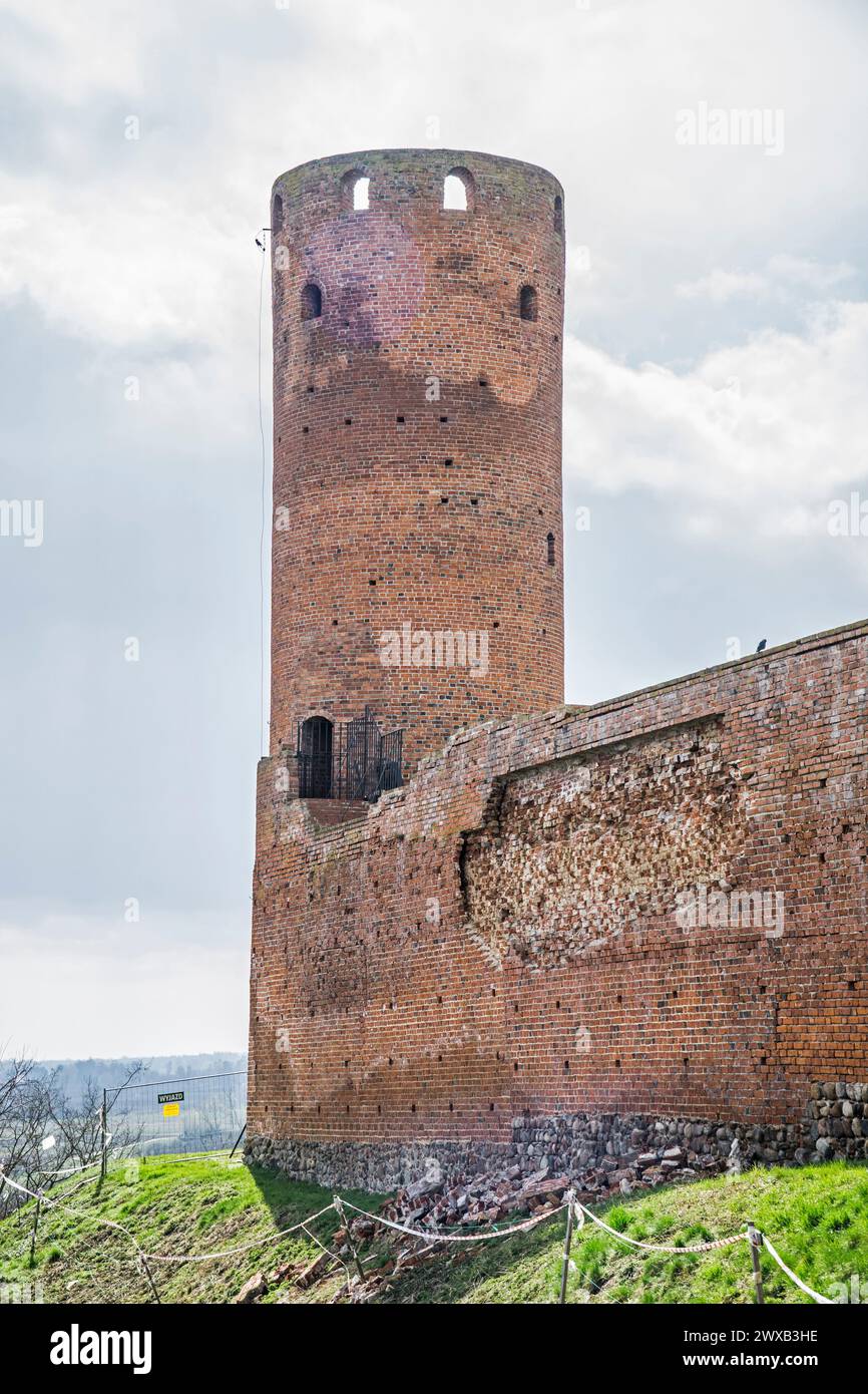 Czersk, Polen - 24. März 2024 - Rundturm und Verteidigungsmauer auf der Burg Masowischer Herzöge Stockfoto