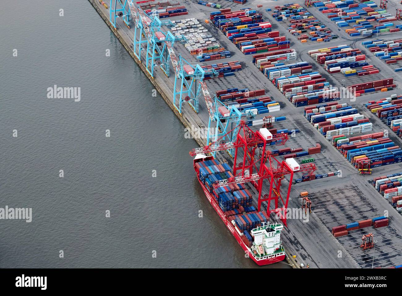 Eine Drohnenaufnahme des Containerverkehrs, Seaforth Docks, Liverpool, Merseyside, Nordwesten Englands, UK Stockfoto