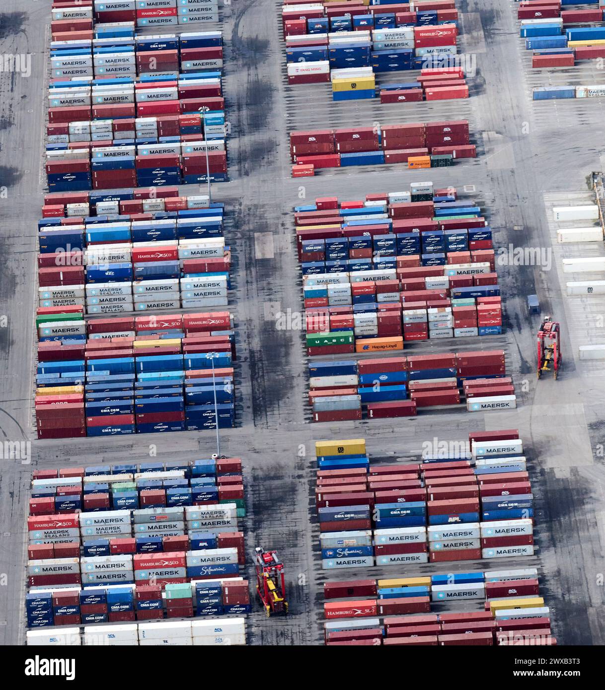 Eine Drohnenaufnahme des Containerverkehrs, Seaforth Docks, Liverpool, Merseyside, Nordwesten Englands, UK Stockfoto