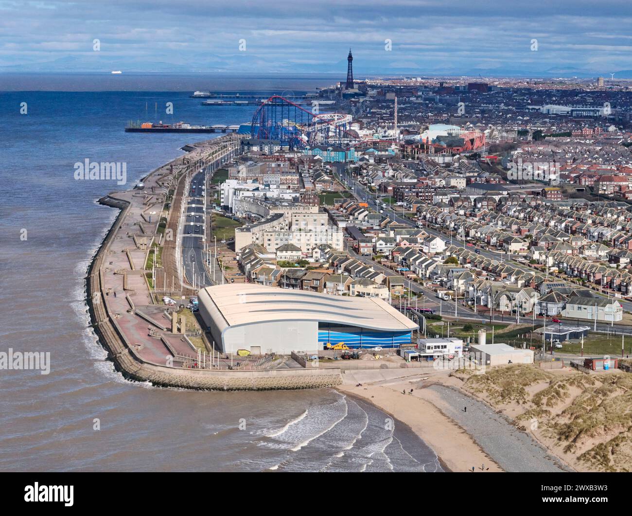 Ein Blick aus der Vogelperspektive von Blackpool, im Vordergrund des Straßenbahndepots, Blick nach Norden vom Squires Gate im Nordwesten Englands, Großbritannien Stockfoto
