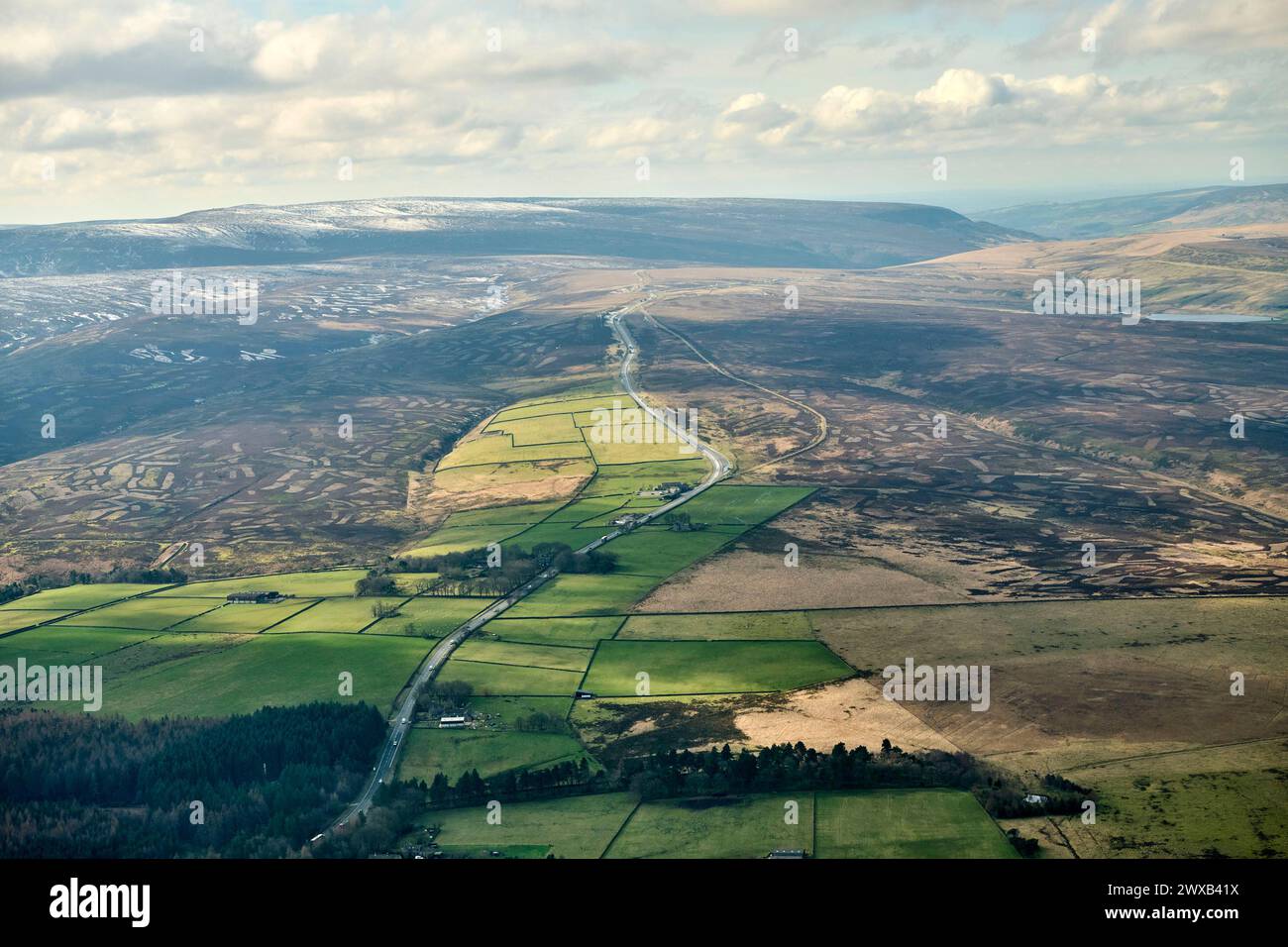 Ein Luftbild der A628 Woodhead-Route über die Pennines, aufgenommen von oberhalb Langsett, South Yorkshire, Nordengland Großbritannien Stockfoto