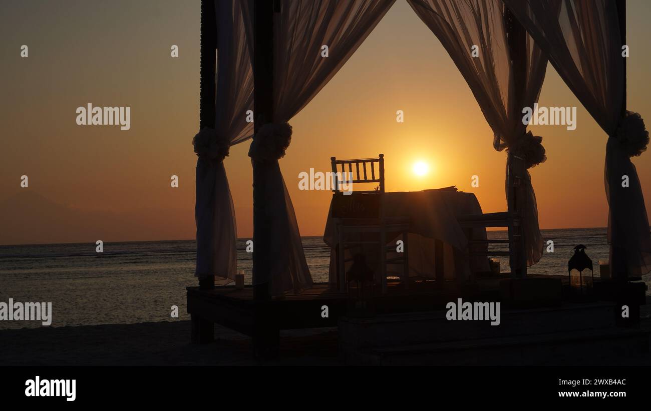 Silhouette eines romantischen Restaurants direkt am Strand mit Blick auf den Sonnenuntergang auf der Insel Gili Trawangan Lombok Stockfoto