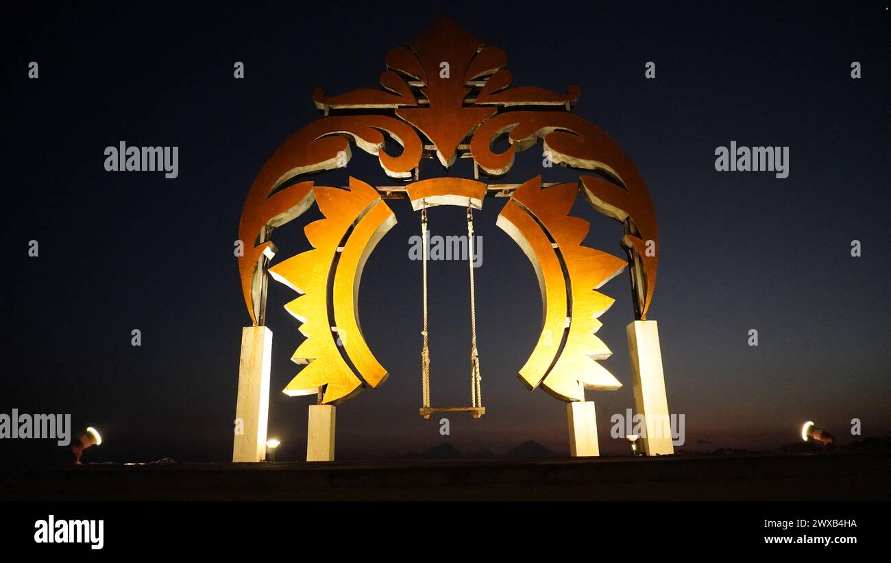 Sehen Sie Fotos in Form von Schaukeln mit Rahmen und Lichtern auf Island Leisure Gili Trawangan Lombok bei Nacht Stockfoto