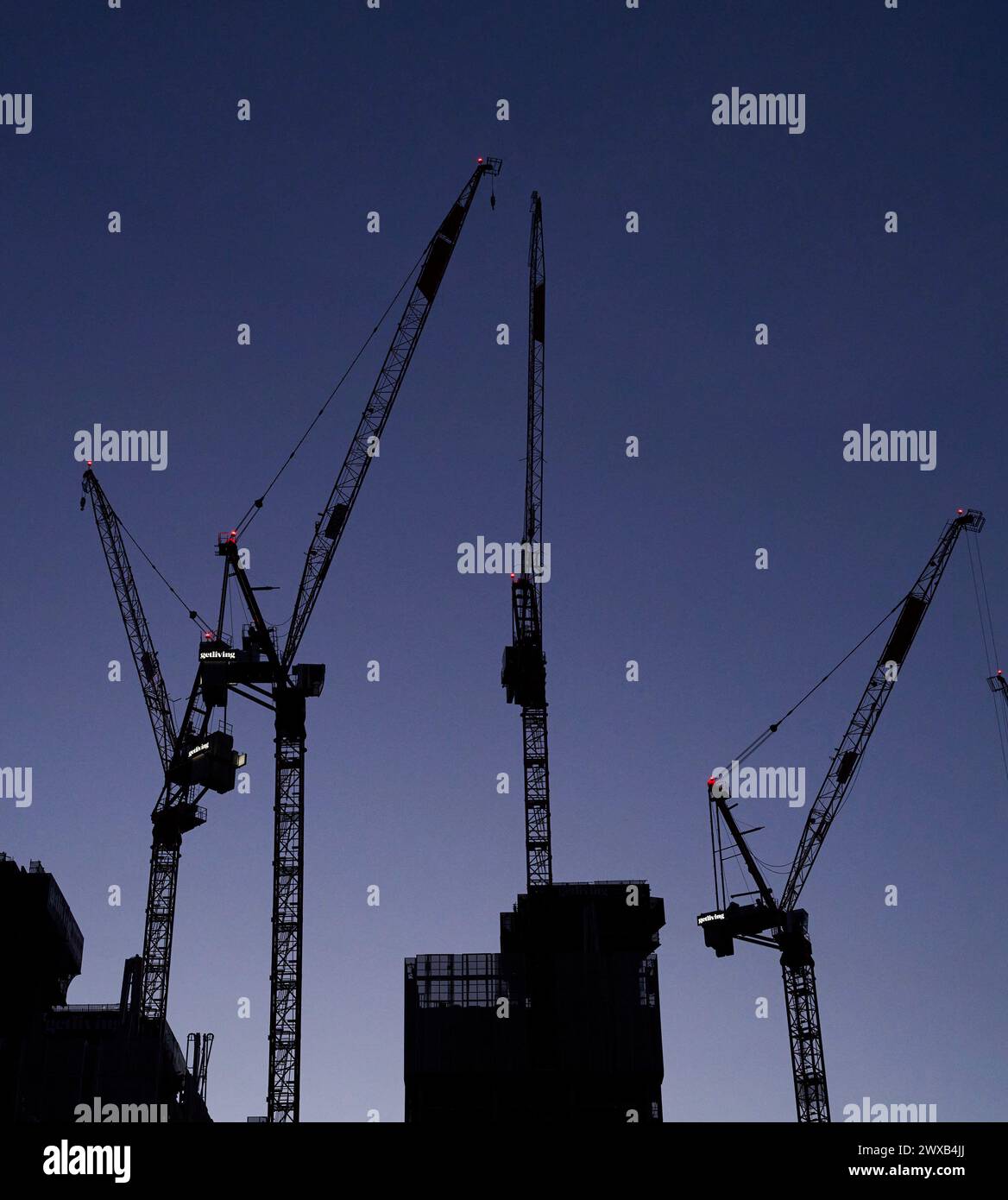 Eine Silhouette von Baukränen in der Dämmerung, Elephant & Castle, SE London, UK Stockfoto