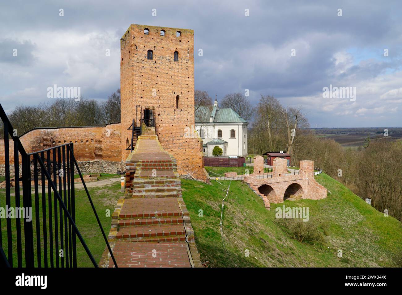 Czersk, Polen - 24. März 2024 - Eingangsturm und Verteidigungsmauer Burg Masowischer Herzöge Stockfoto