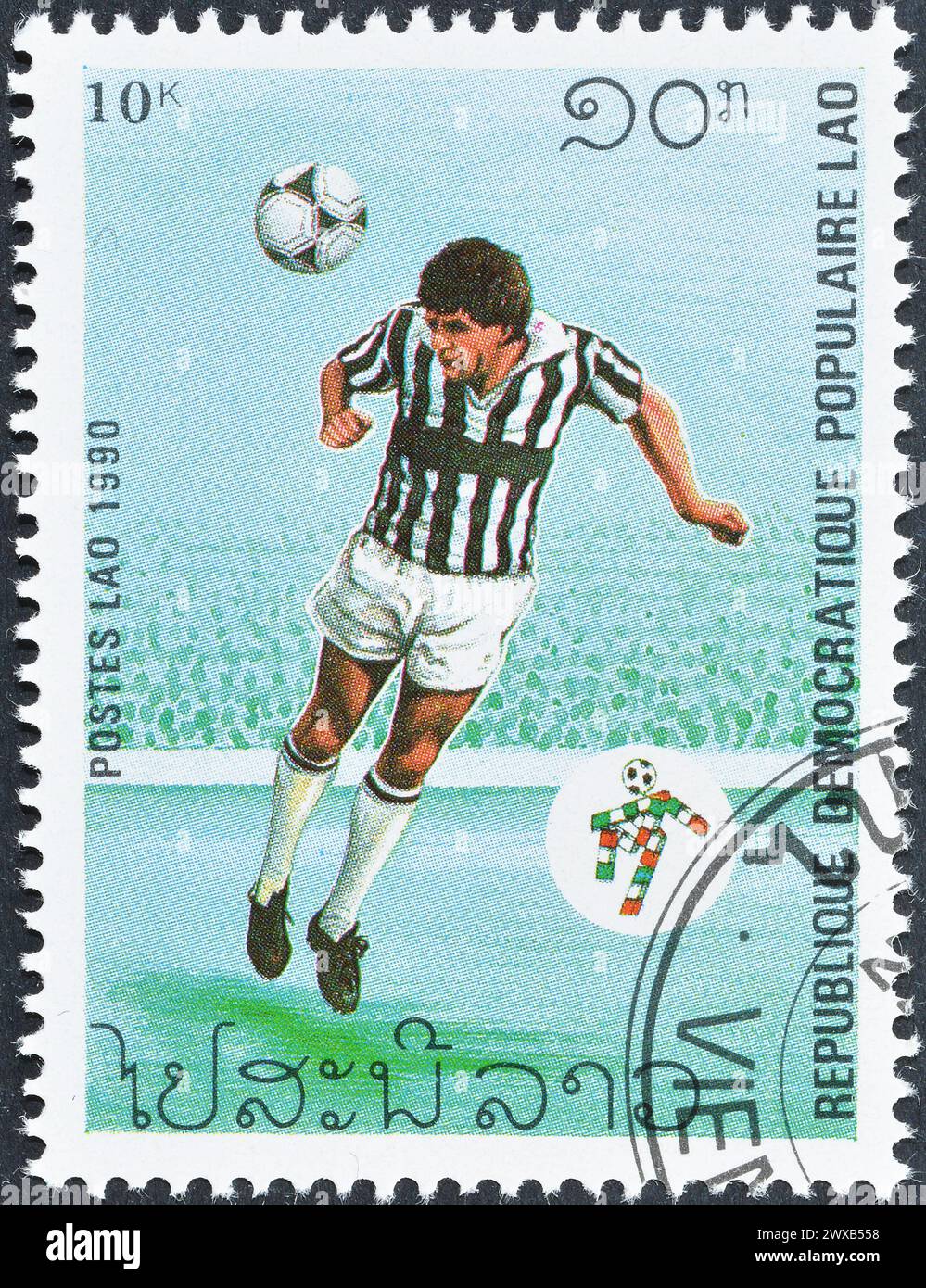 Gestempelte Briefmarke von Laos, die die FIFA Fussball-Weltmeisterschaft 1990, Italien, um 1990 fördert. Stockfoto