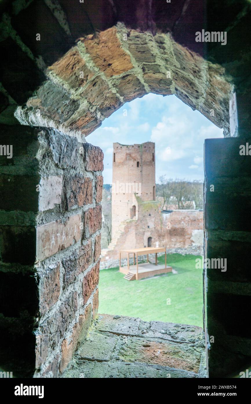 Czersk, Polen - 24. März 2024 - Blick auf den Turm durch das Fenster - Burg der Masowischen Herzöge Stockfoto