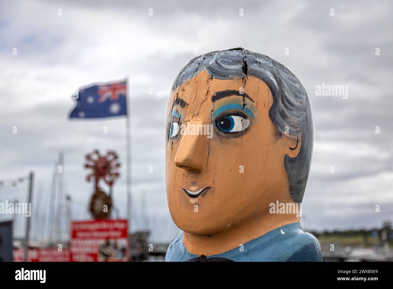 Geelong, Australien - 1. Februar 2023: Die Strandpfoller von Geelong. Die Fischerin, eine dekorierte Holzstatue, hell bemalt und es gibt auch Stockfoto