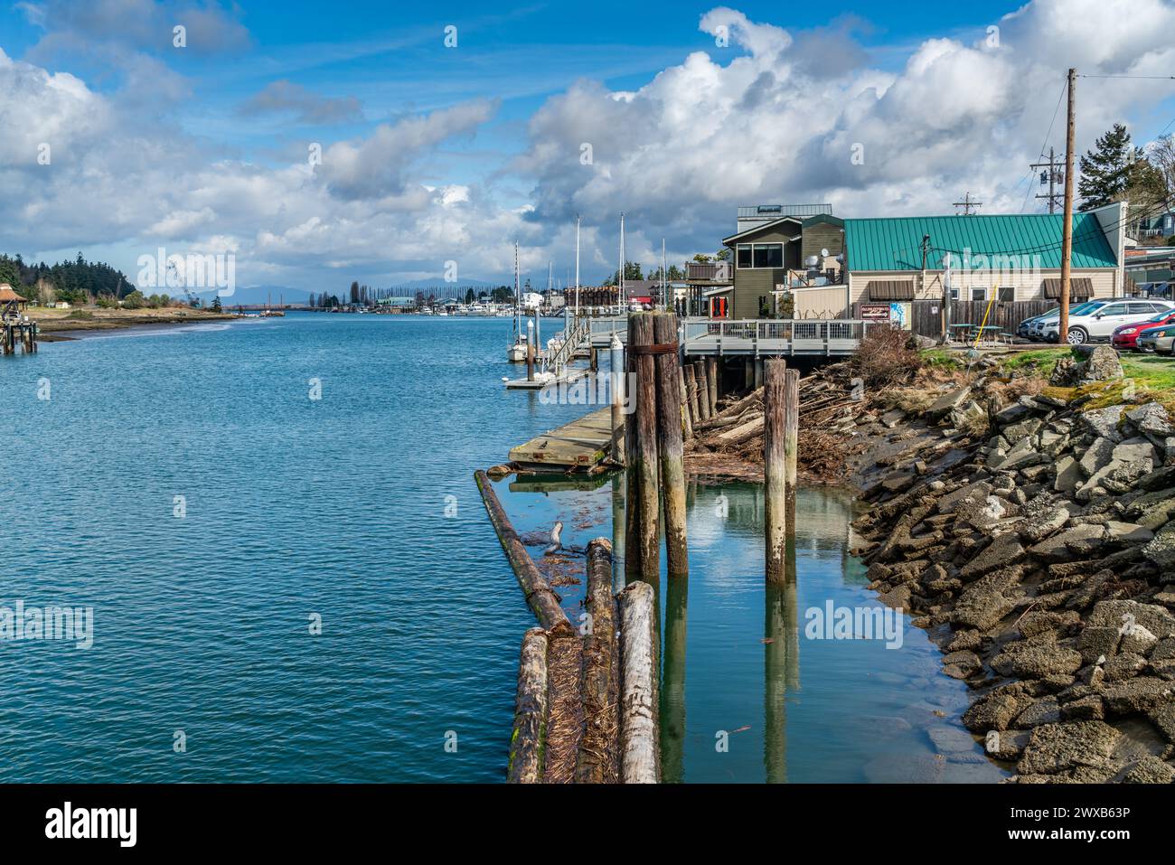 Ein Blick auf die Boote am Ufer in La Conner, Washington. Stockfoto